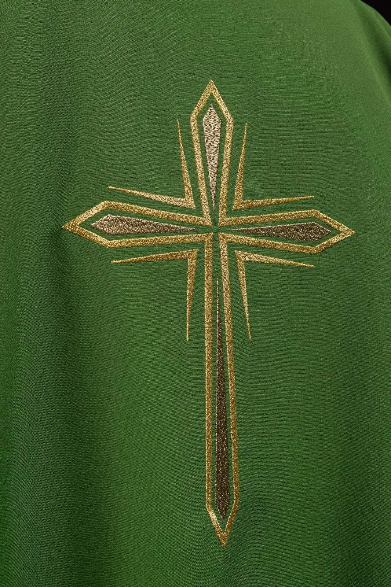 Dalmatique verte avec croix dorée brodée