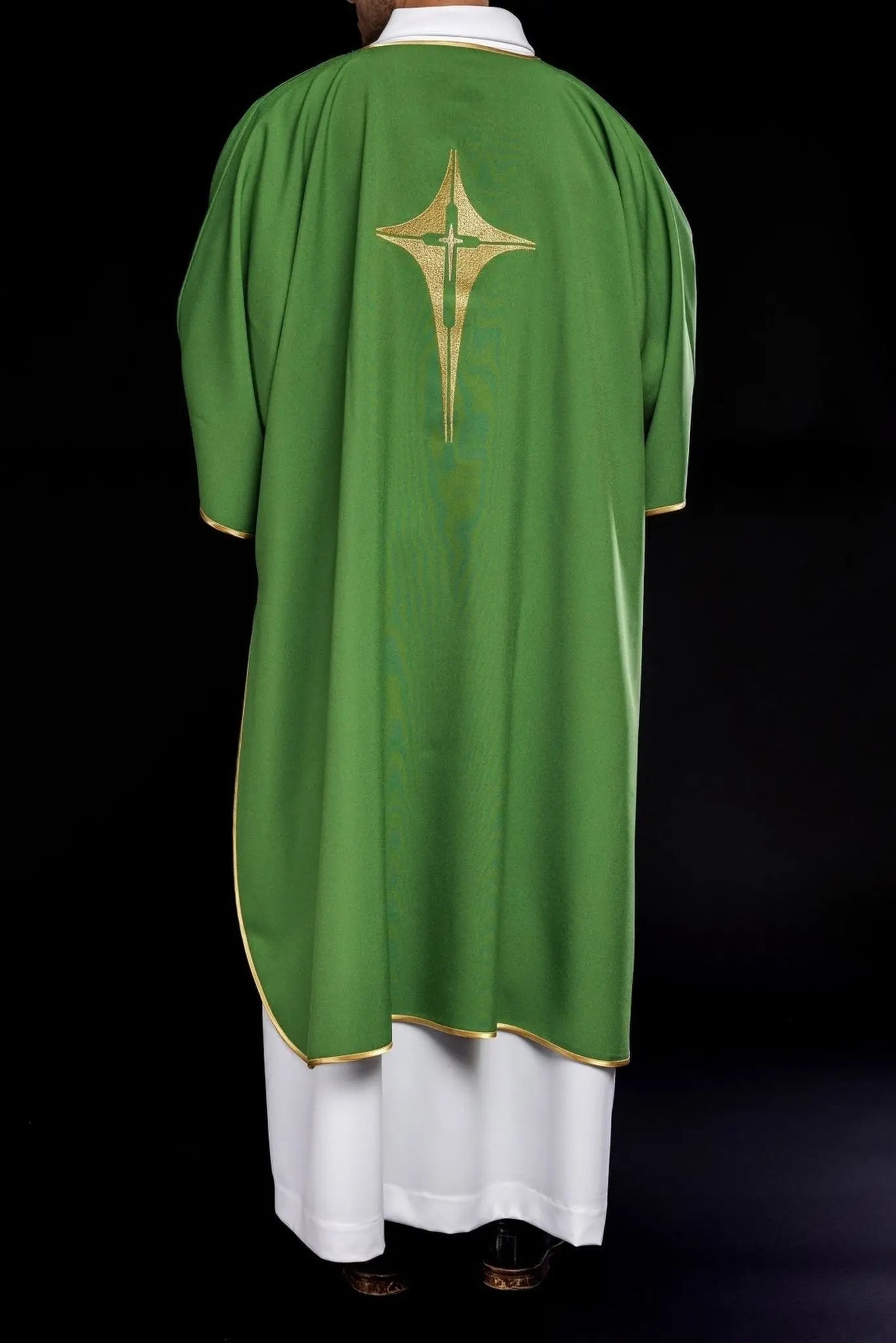 Dalmatique verte avec croix dorée brodée