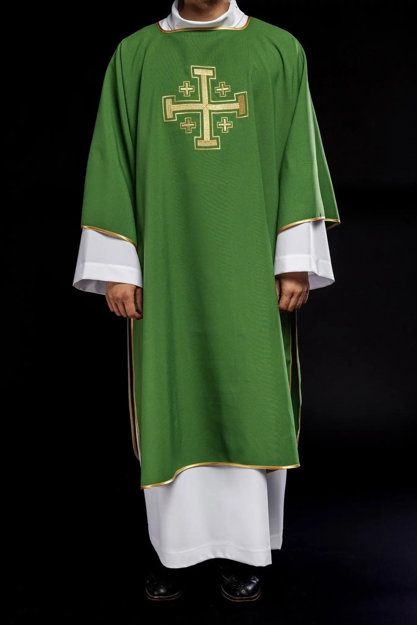 Dalmatique verte avec croix dorées brodées