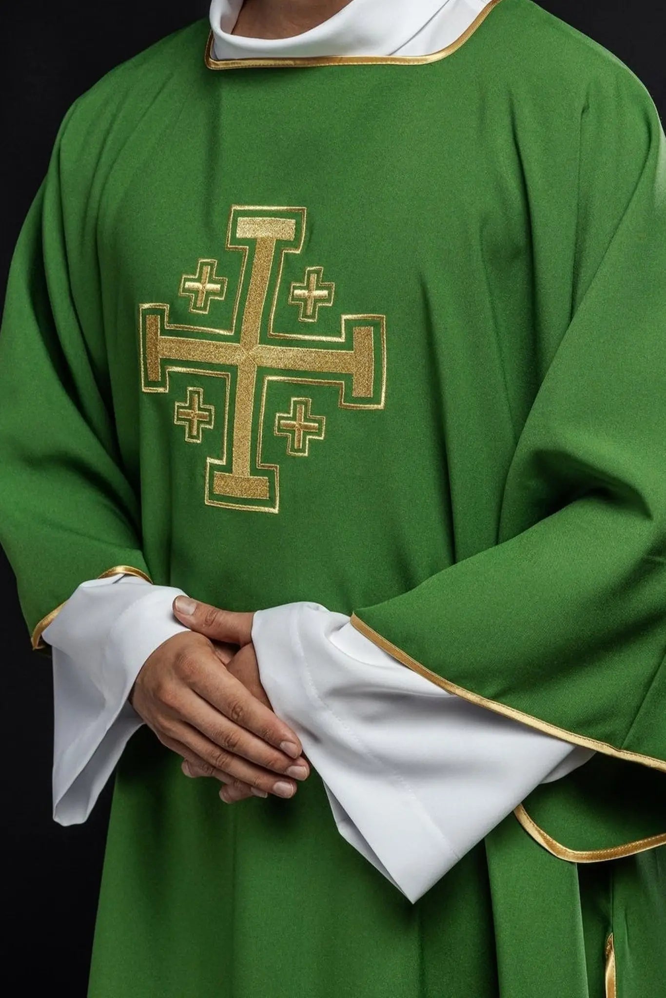 Dalmatique verte avec croix dorées brodées