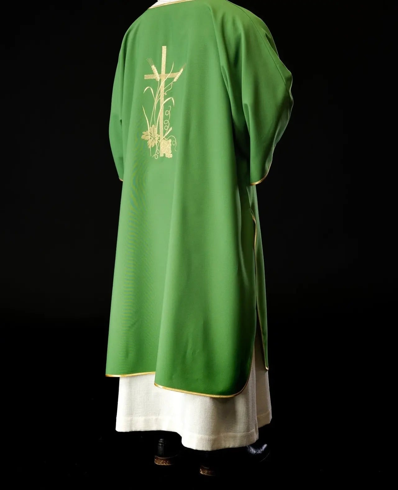 Dalmatiques vertes avec broderie de croix Pax dorée