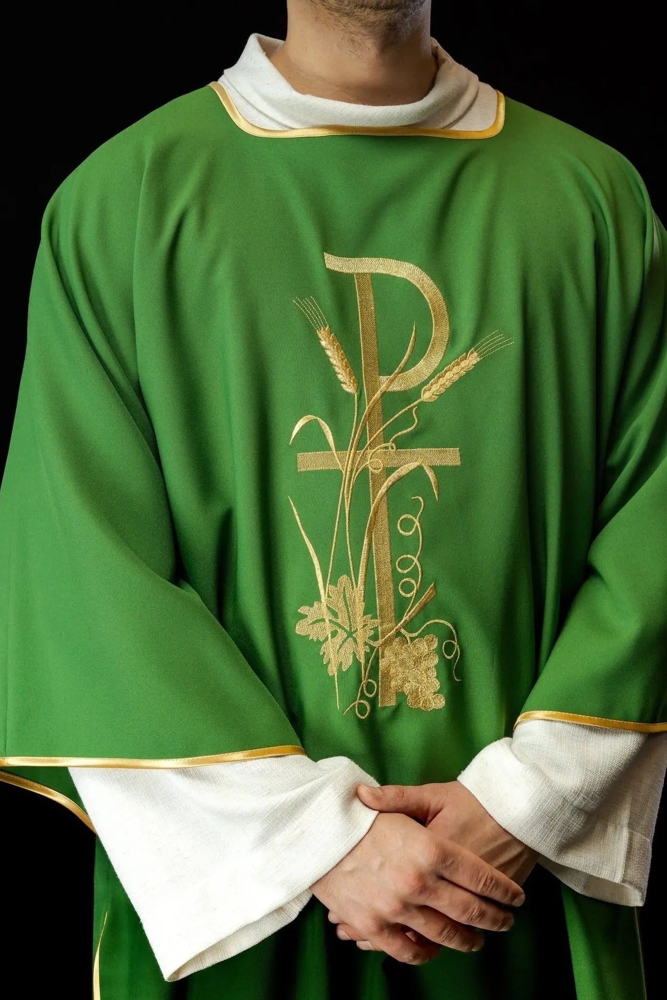 Dalmatiques vertes avec broderie de croix Pax dorée