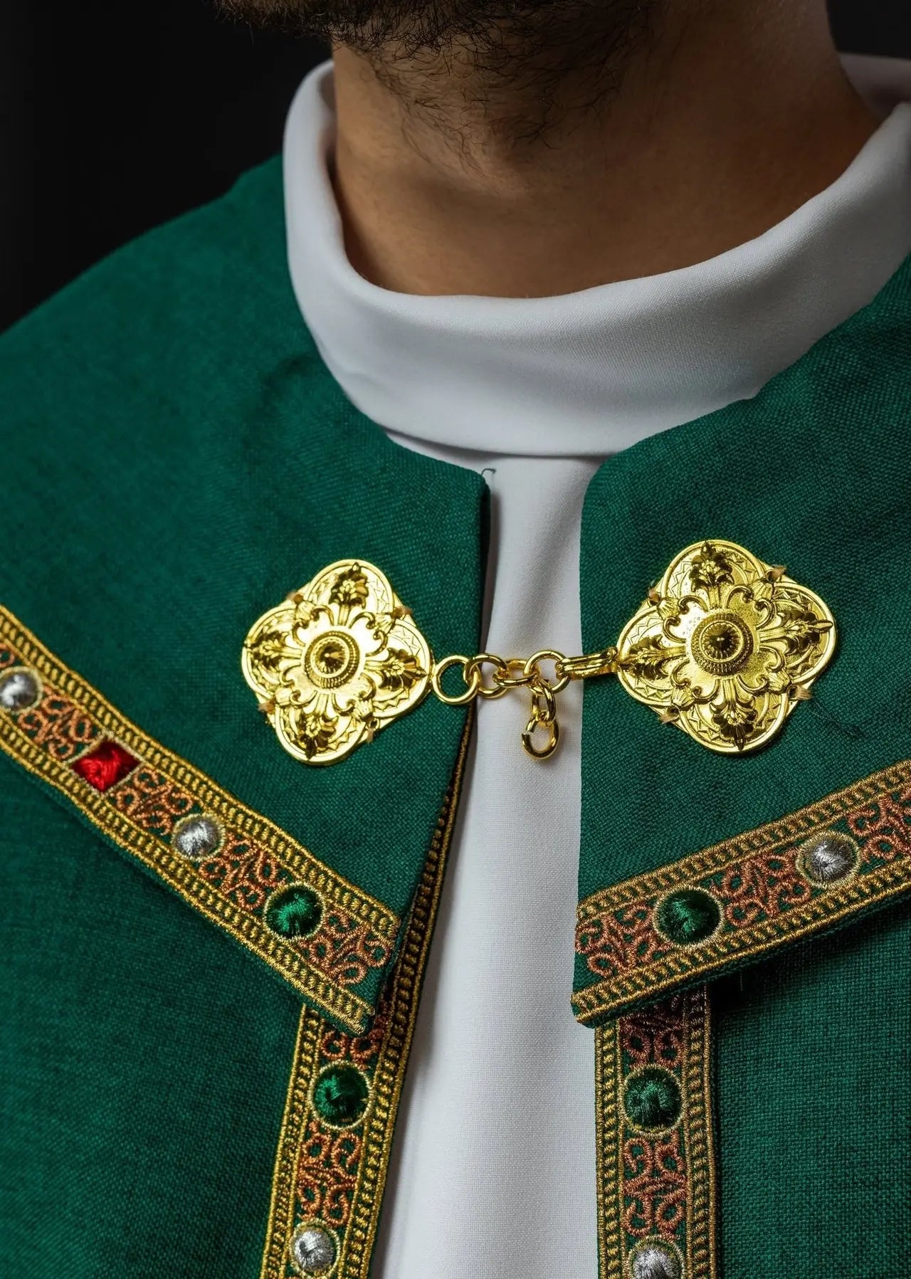 Cape liturgique verte avec IHS doré