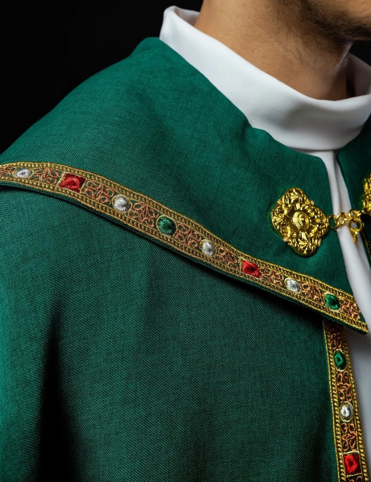Cape liturgique verte avec IHS doré