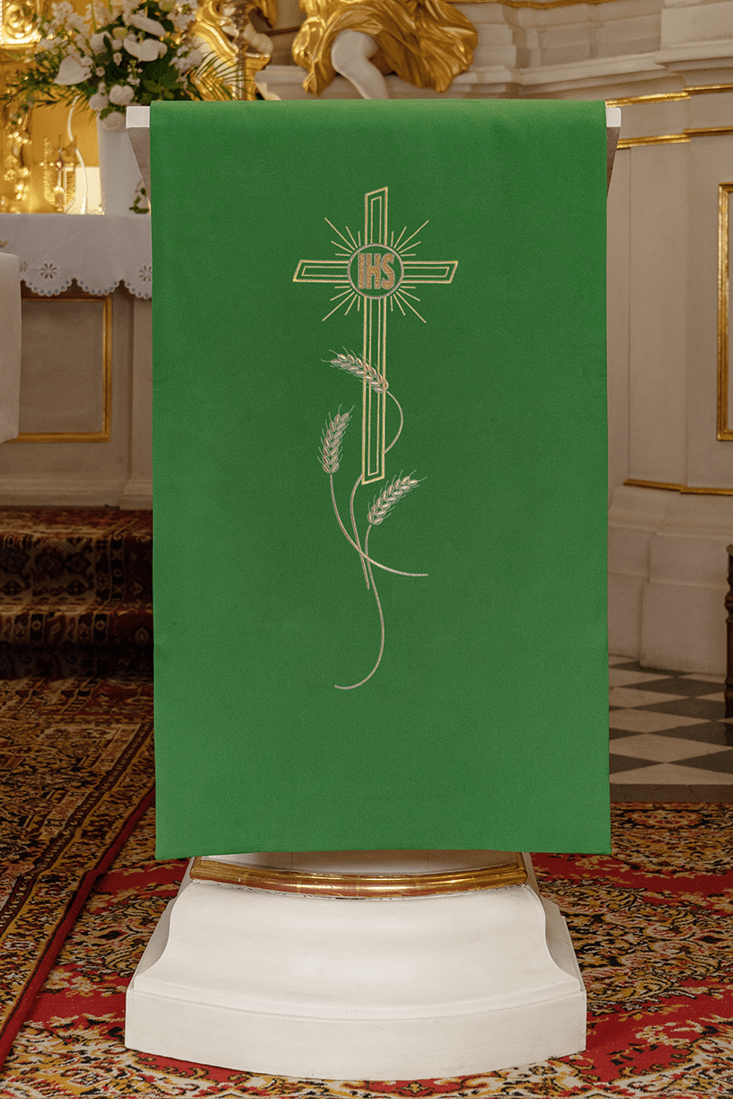 Zielona serweta na lektorium haftowana motyw krzyża i IHS