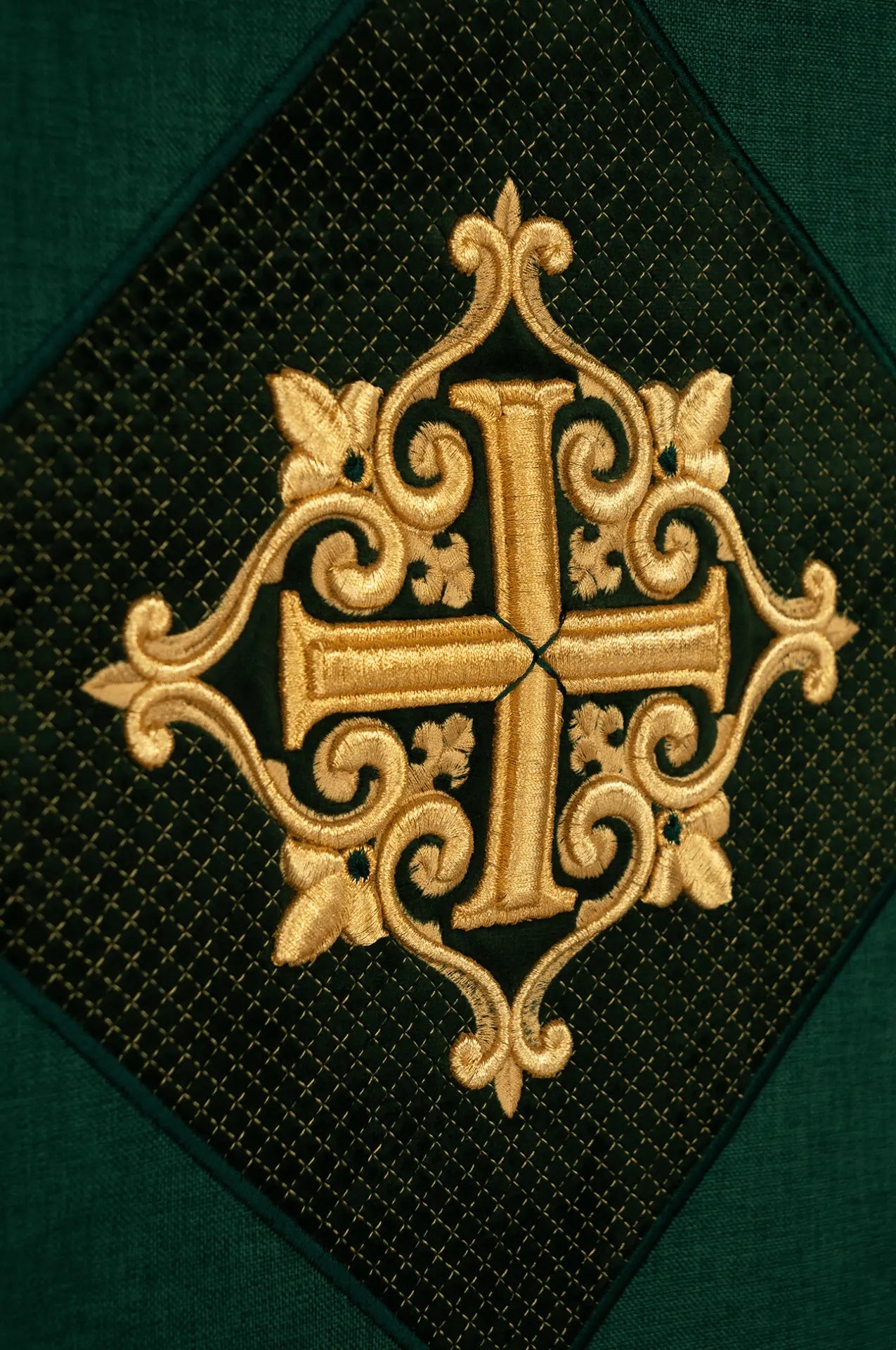 Napkin with embroidered cross for lectionary Green velvet