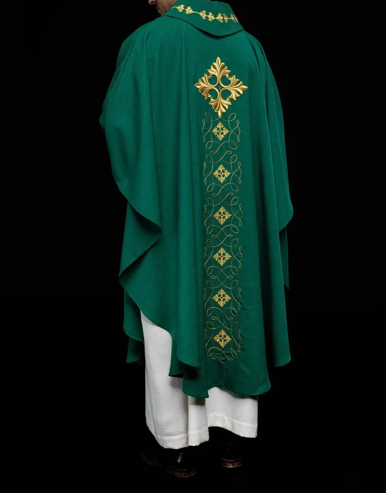 Chasuble verte richement brodée de fil et de pierres