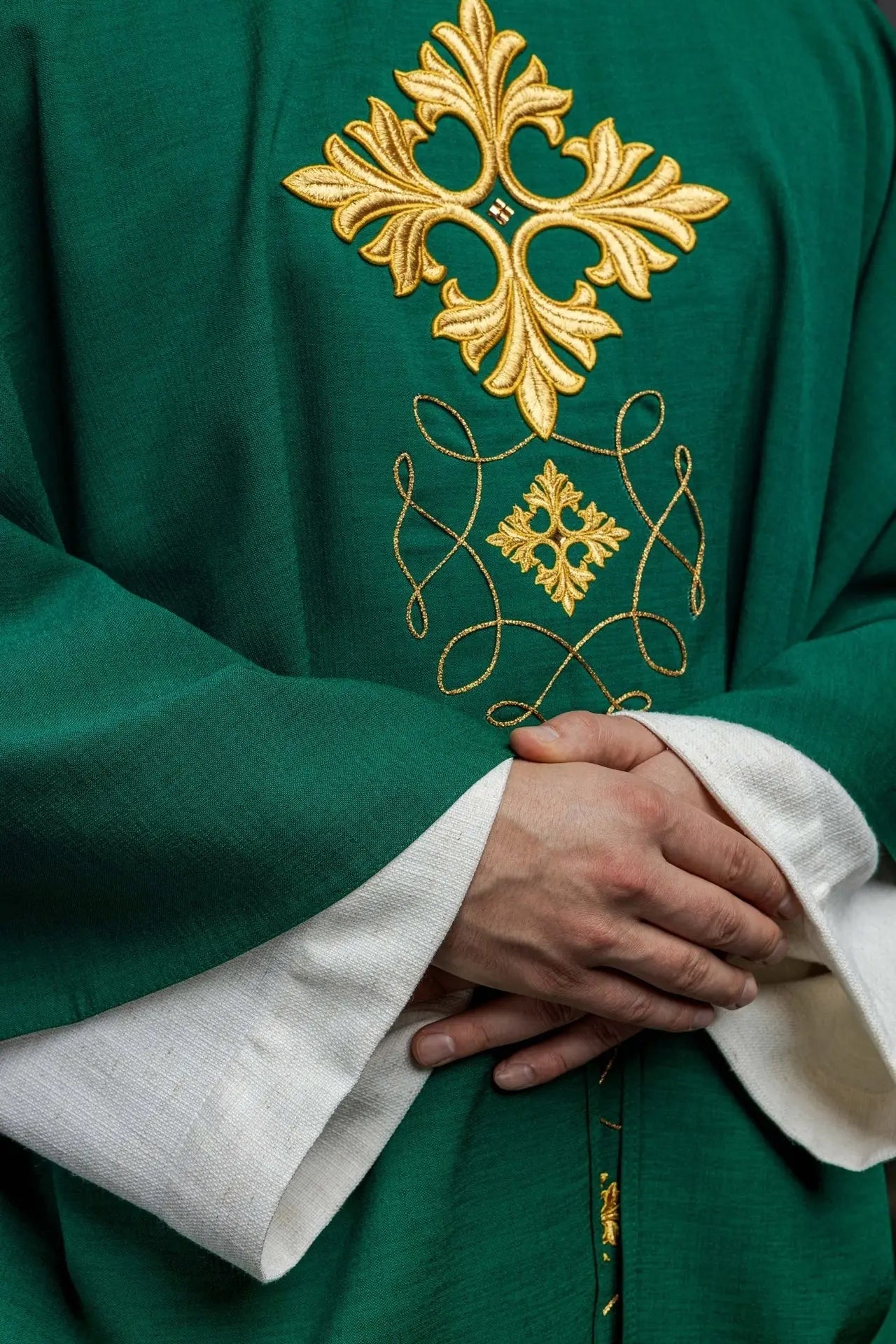 Chasuble verte richement brodée de fil et de pierres