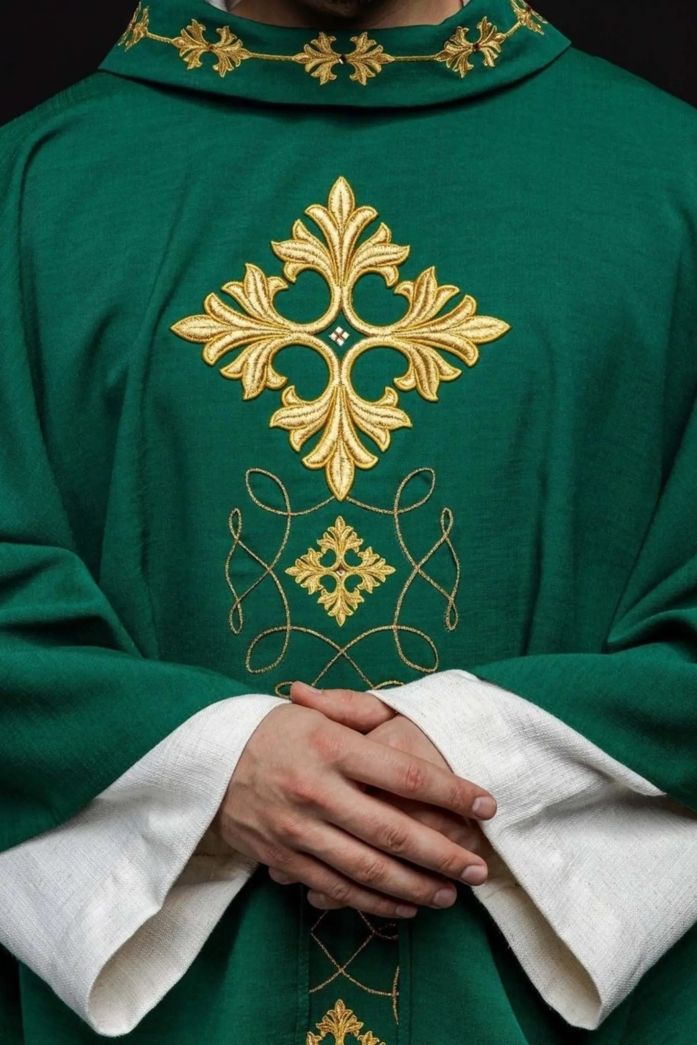 Chasuble verte richement brodée de fil et de pierres