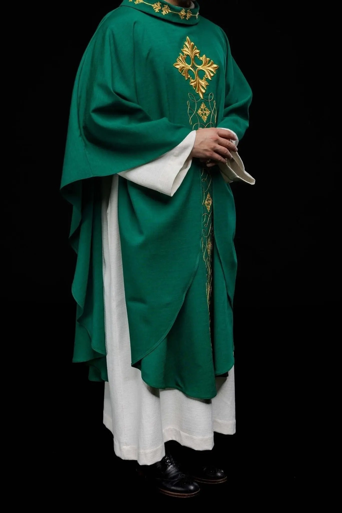 Chasuble verte richement brodée de fil et de pierres