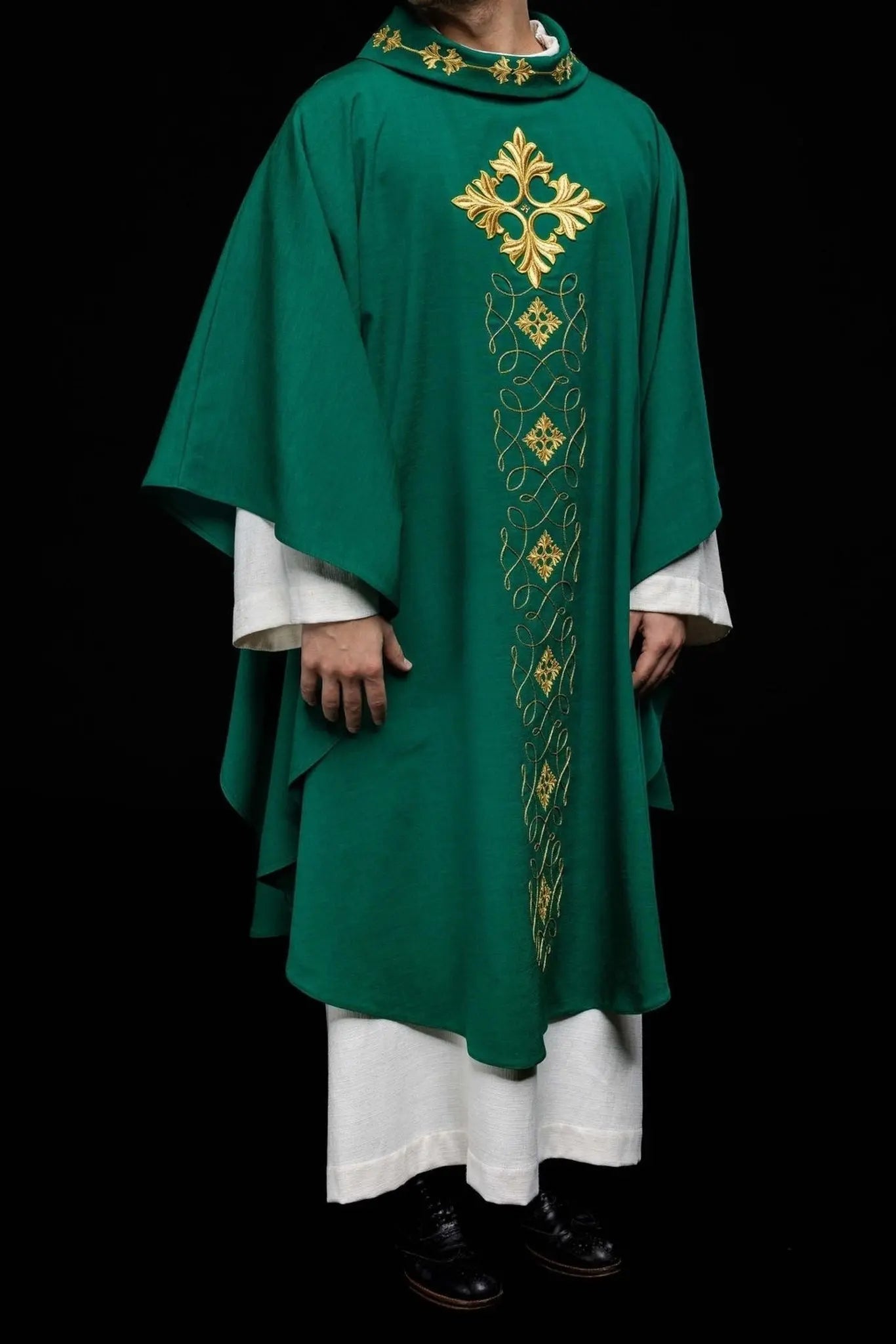 Chasuble verte richement brodée de fil et de pierres