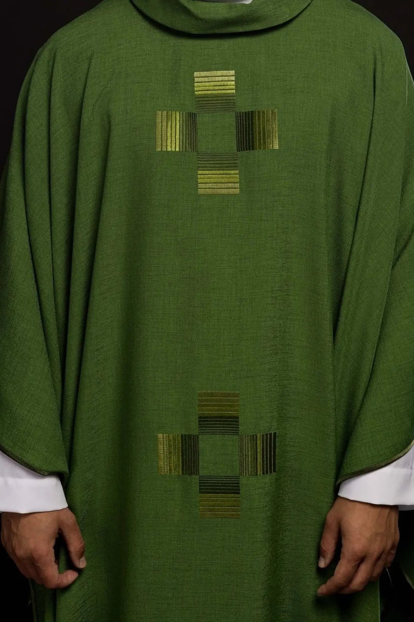 Chasuble verte avec croix brodées