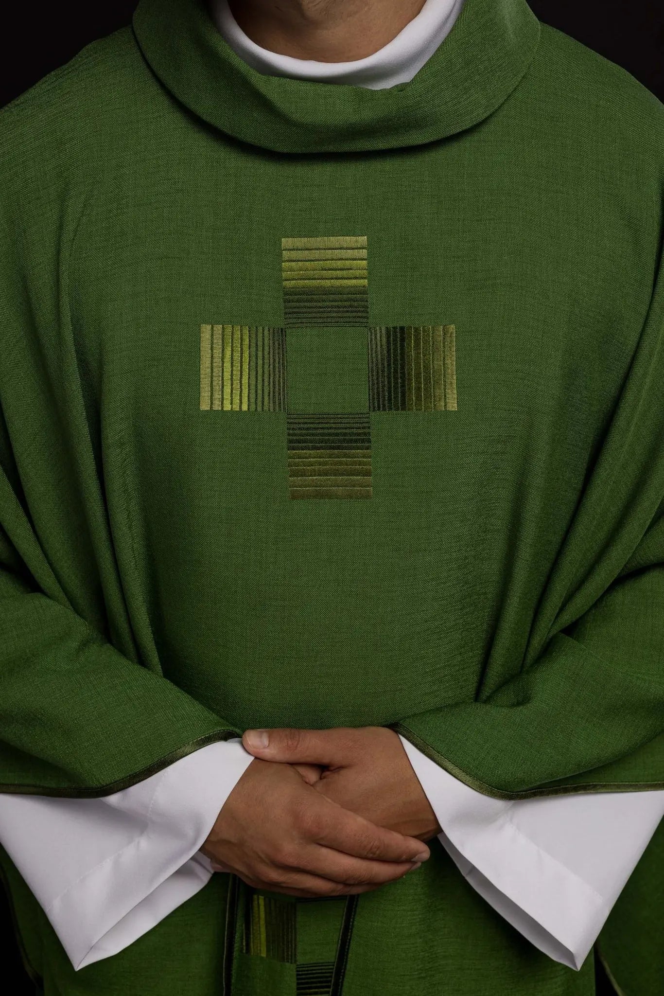 Chasuble verte avec croix brodées
