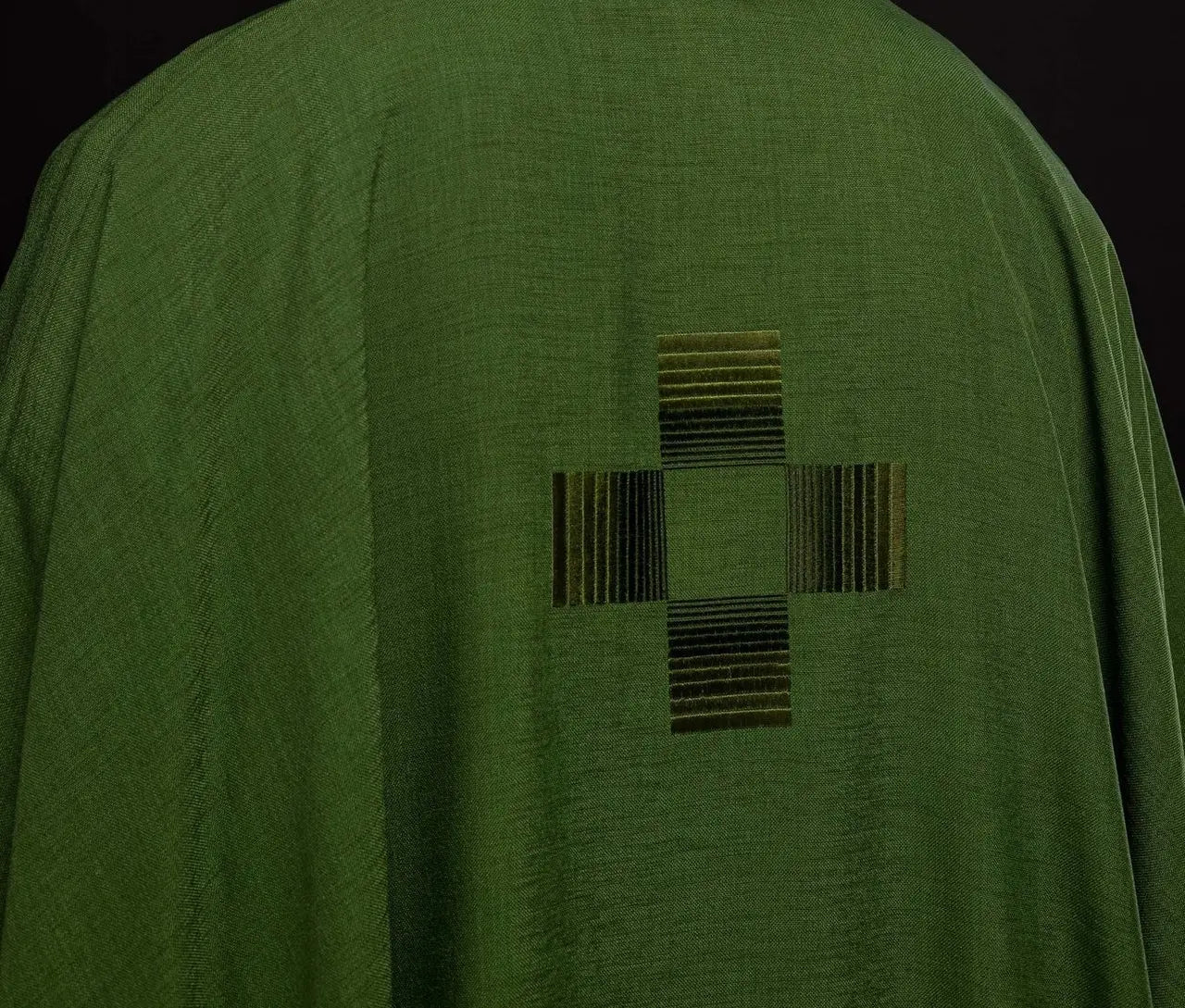 Chasuble verte avec croix brodées