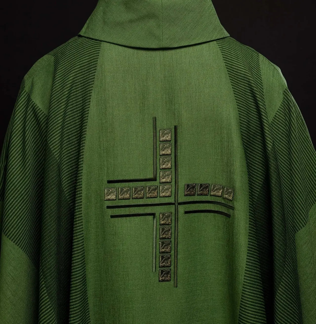 Chasuble liturgique verte avec croix