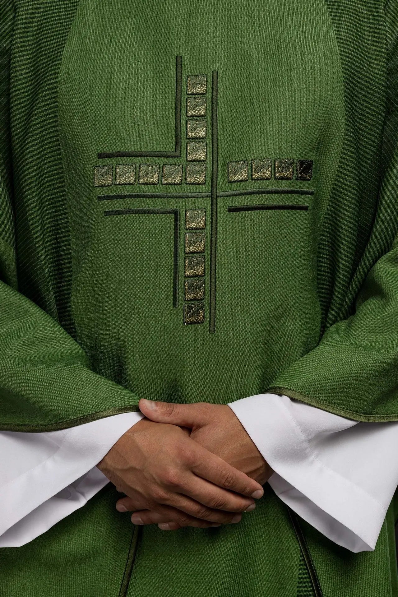 Chasuble liturgique verte avec croix