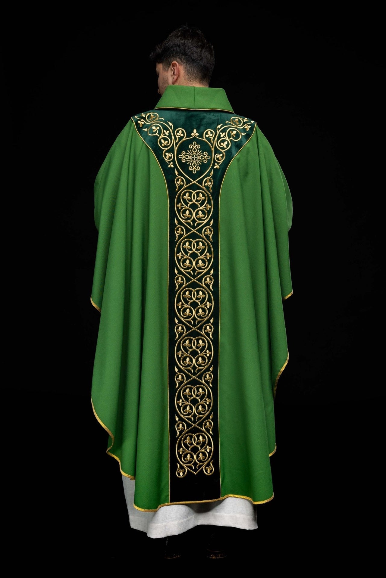 Zielony ornat liturgiczny zdobiony haftem na aksamicie