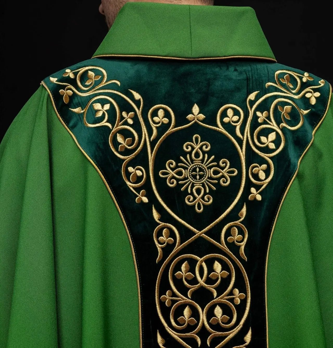 Chasuble liturgique verte décorée de broderies sur velours