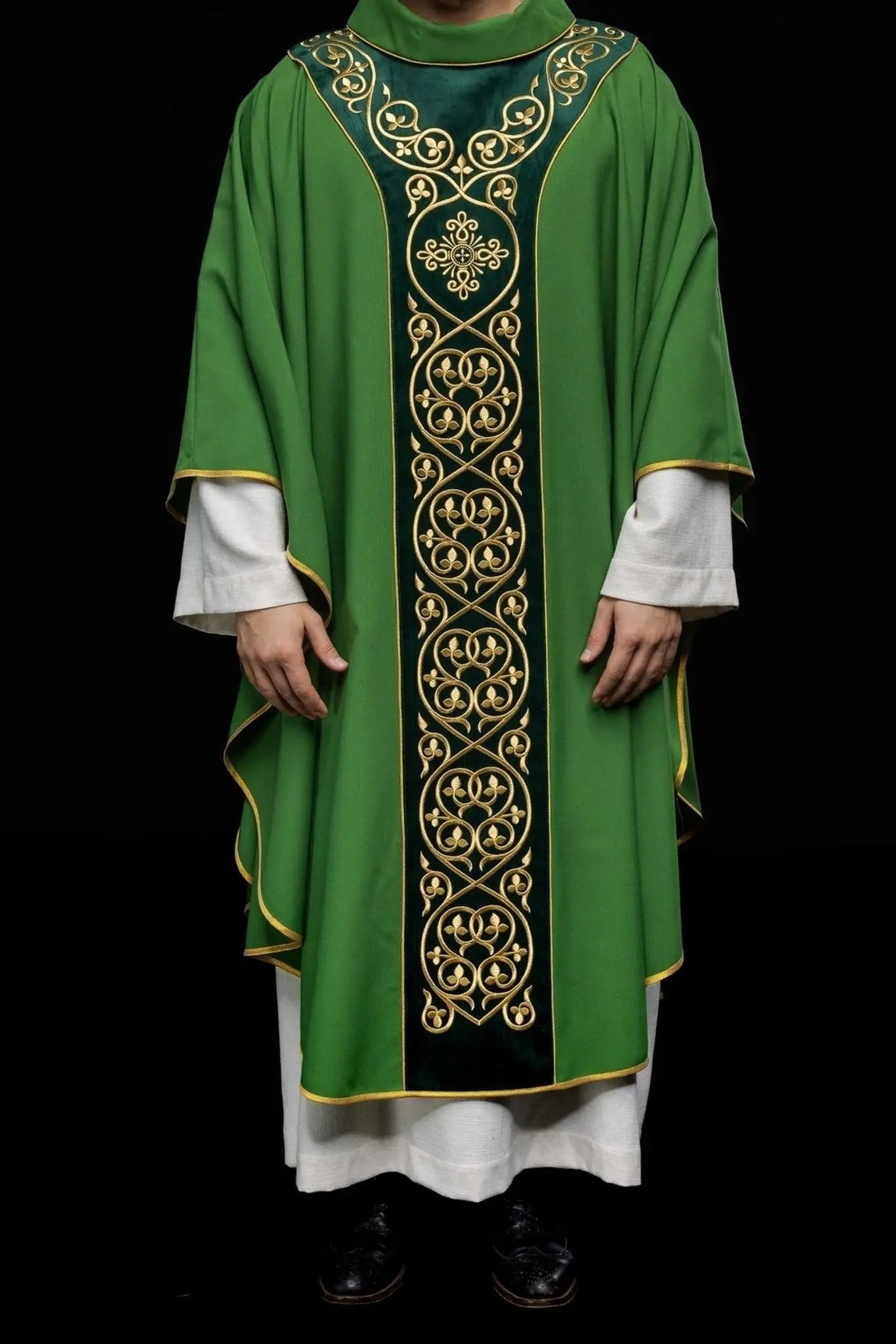 Chasuble liturgique verte décorée de broderies sur velours