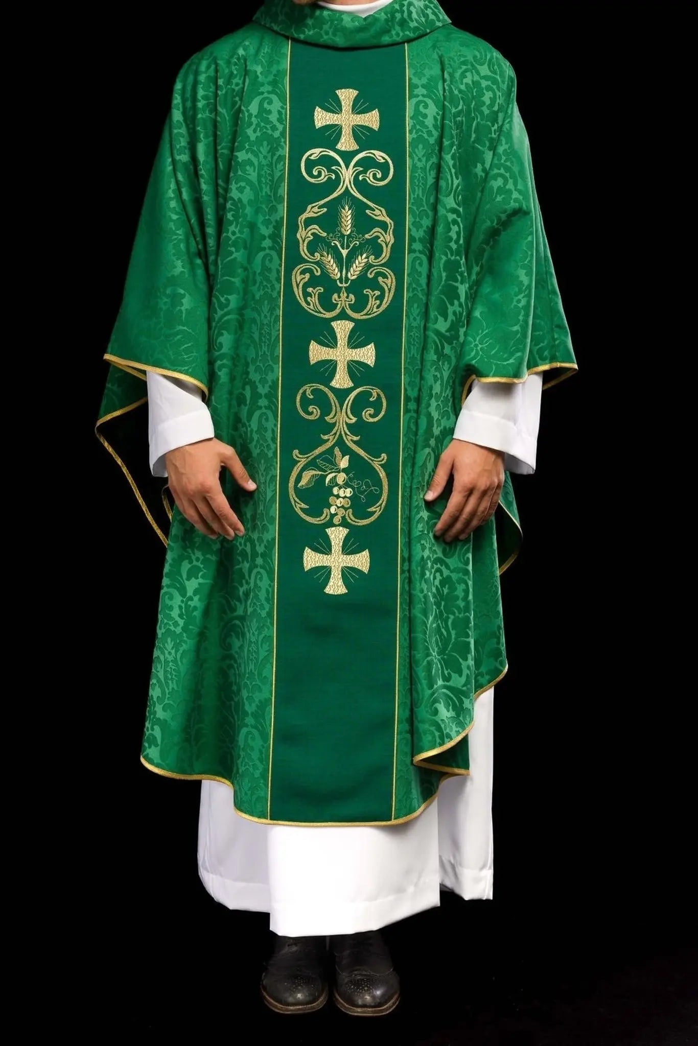 Chasuble liturgique verte décorée d'une ceinture brodée