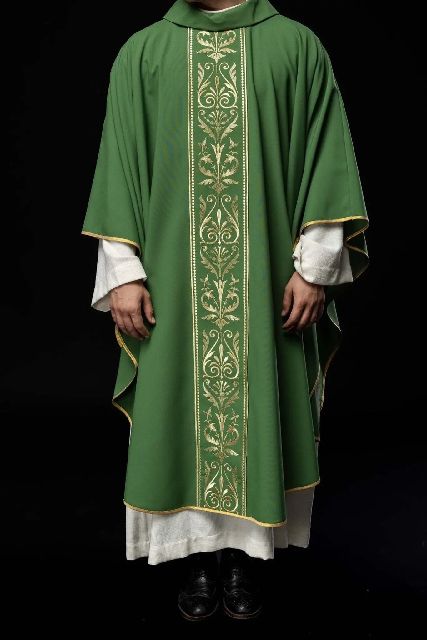 Chasuble liturgique verte décorée d'une ceinture brodée d'or