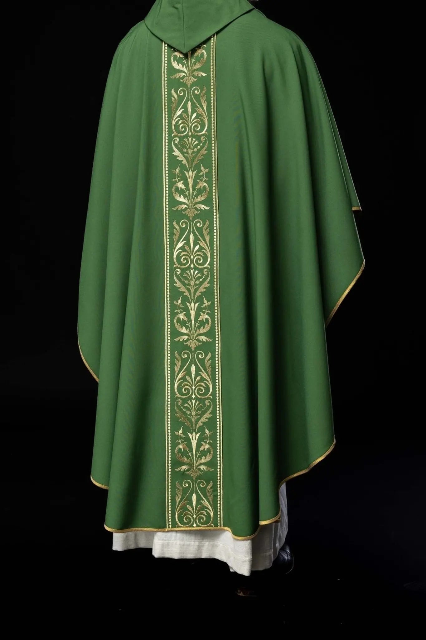 Chasuble liturgique verte décorée d'une ceinture brodée d'or