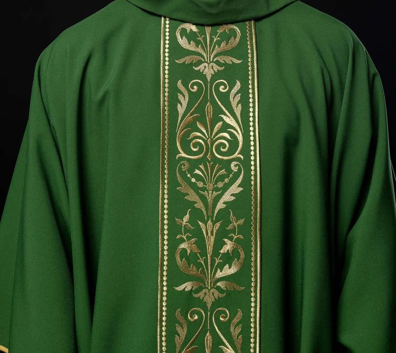 Chasuble liturgique verte décorée d'une ceinture brodée d'or