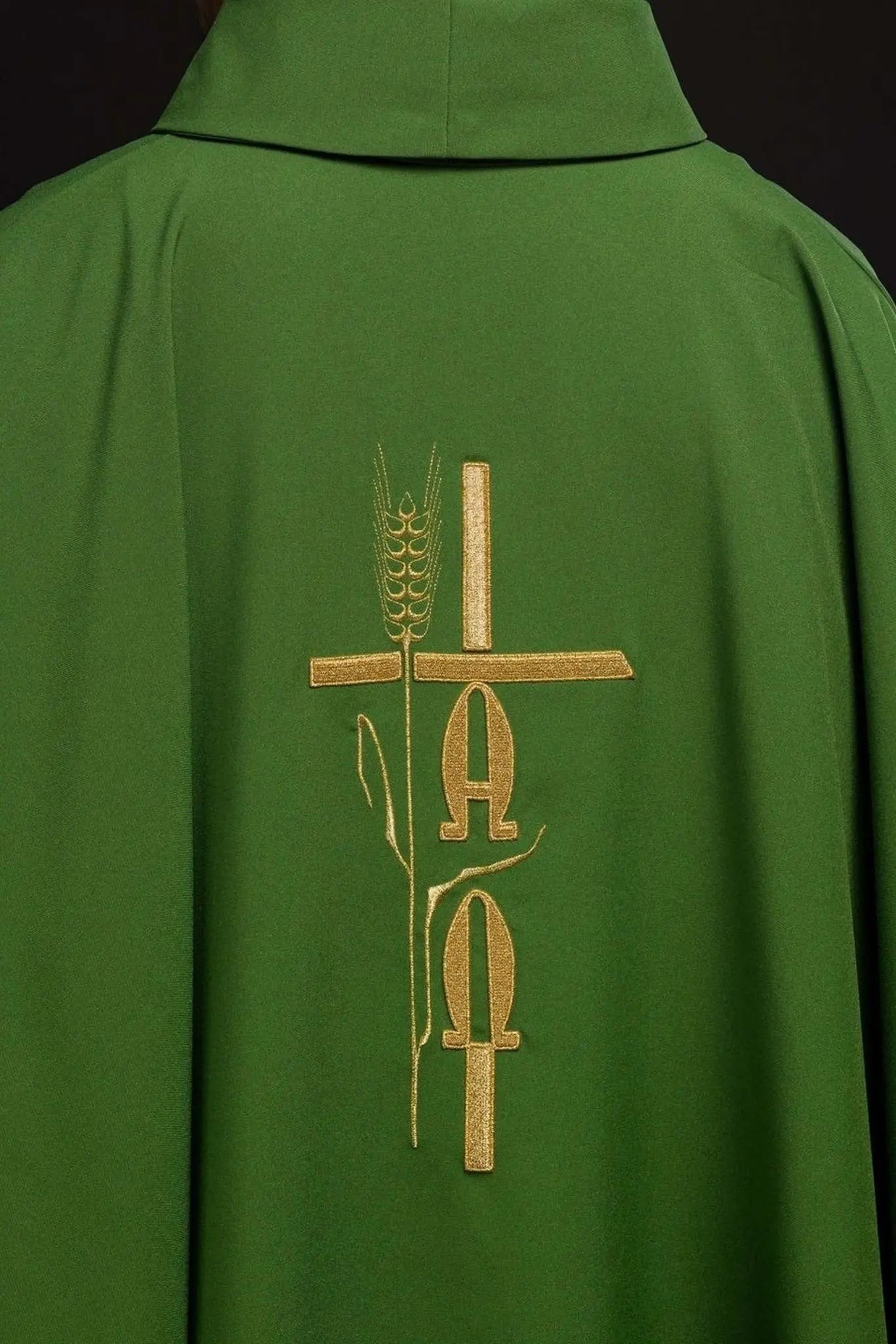 Chasuble verte avec broderie Alpha Omega