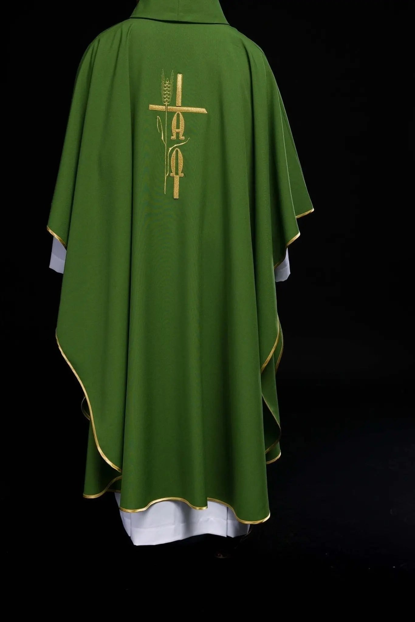 Chasuble verte avec broderie Alpha Omega