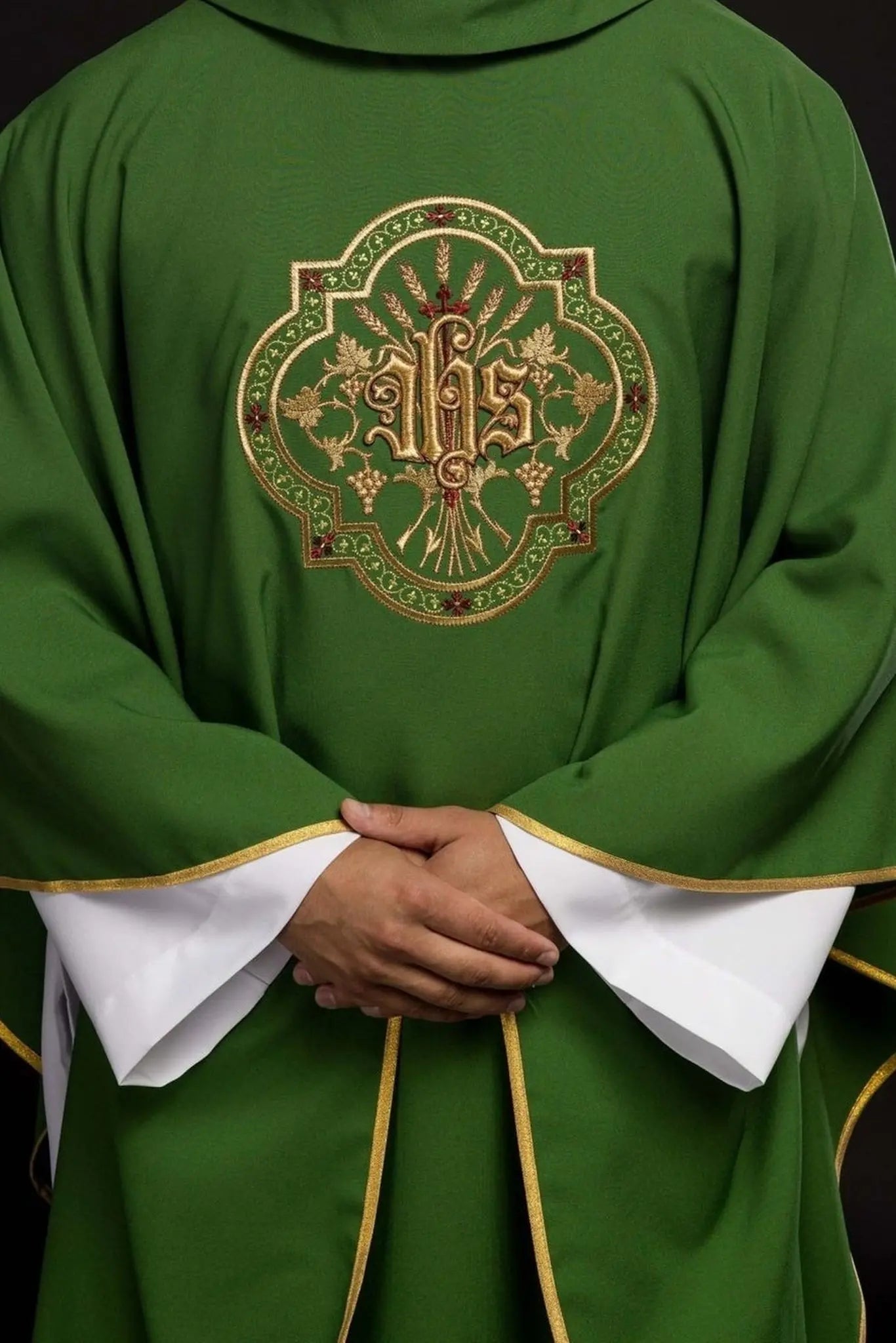 Chasuble verte avec broderie IHS et PAX