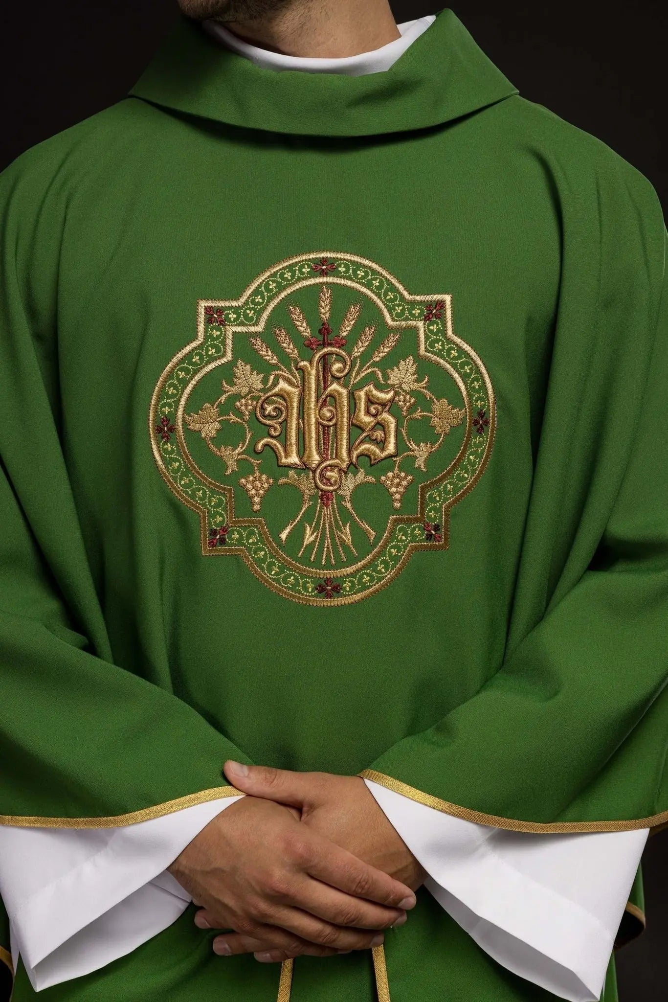 Chasuble verte avec broderie IHS et PAX
