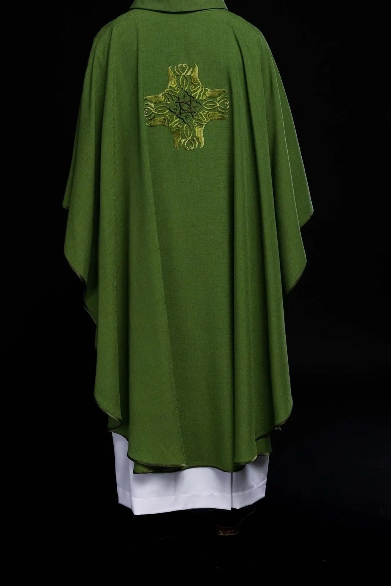 Chasuble verte avec broderie de la Croix