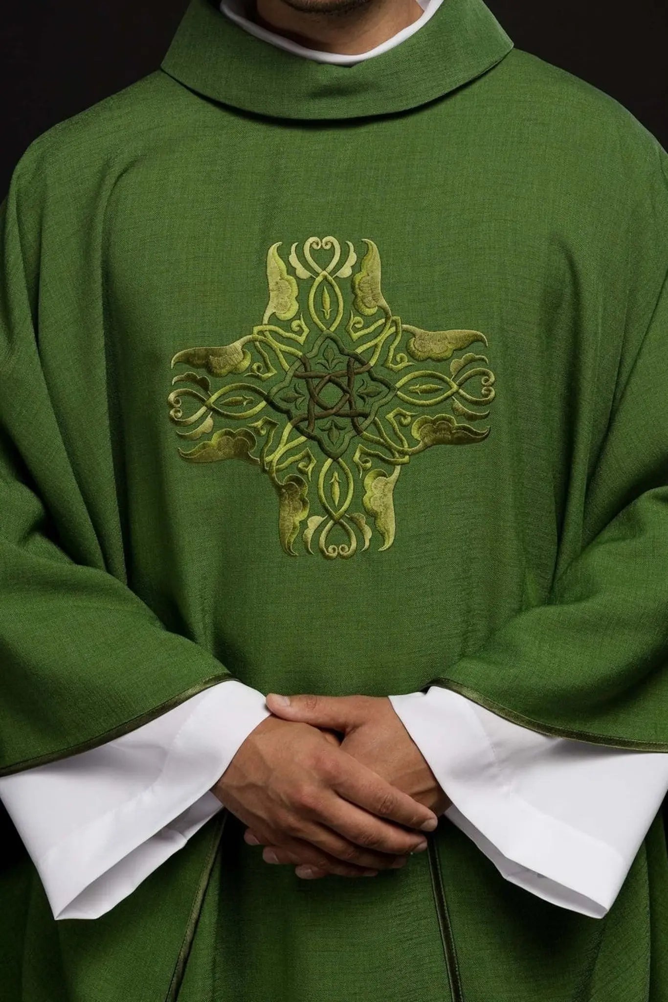 Chasuble verte avec broderie de la Croix