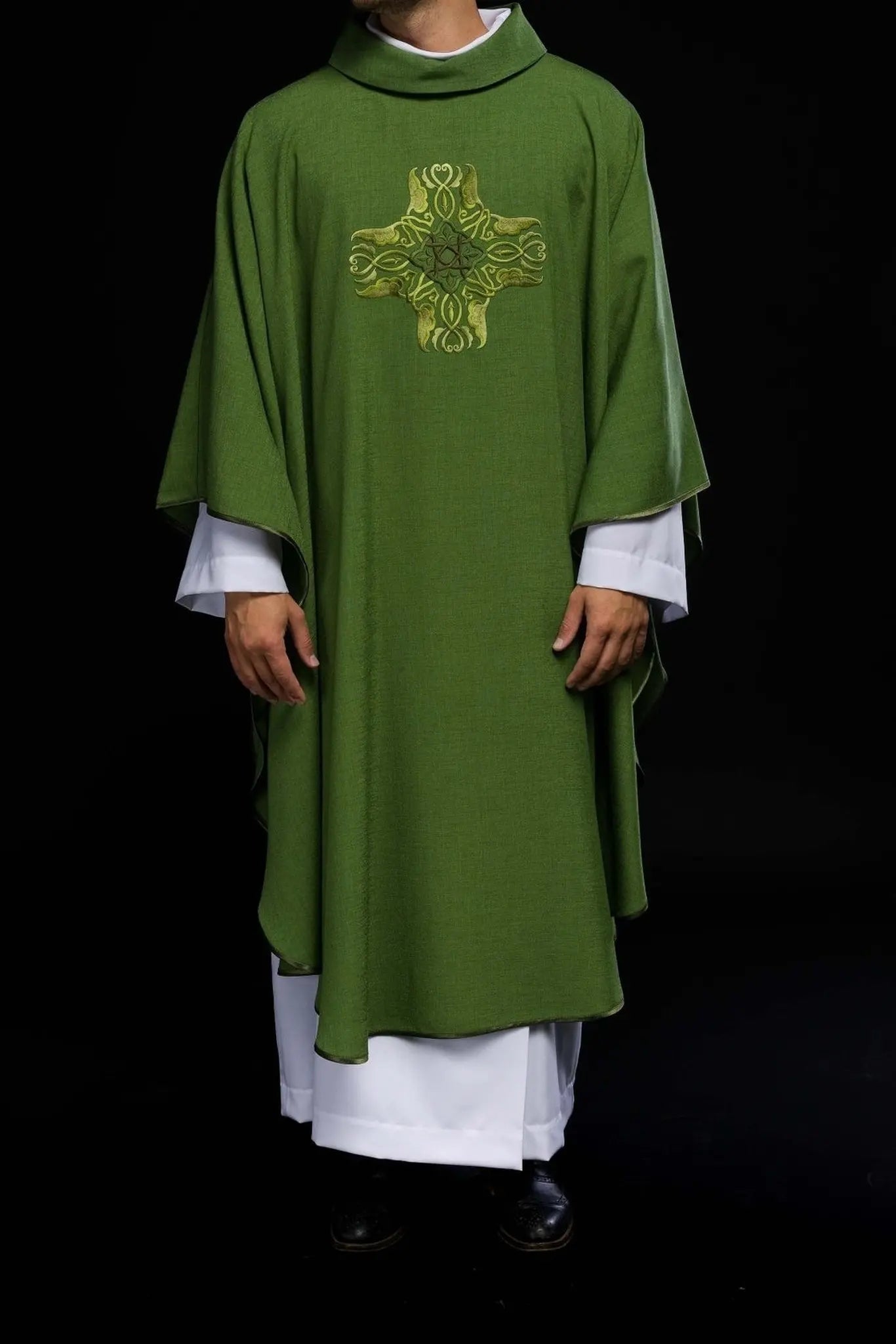 Chasuble verte avec broderie de la Croix
