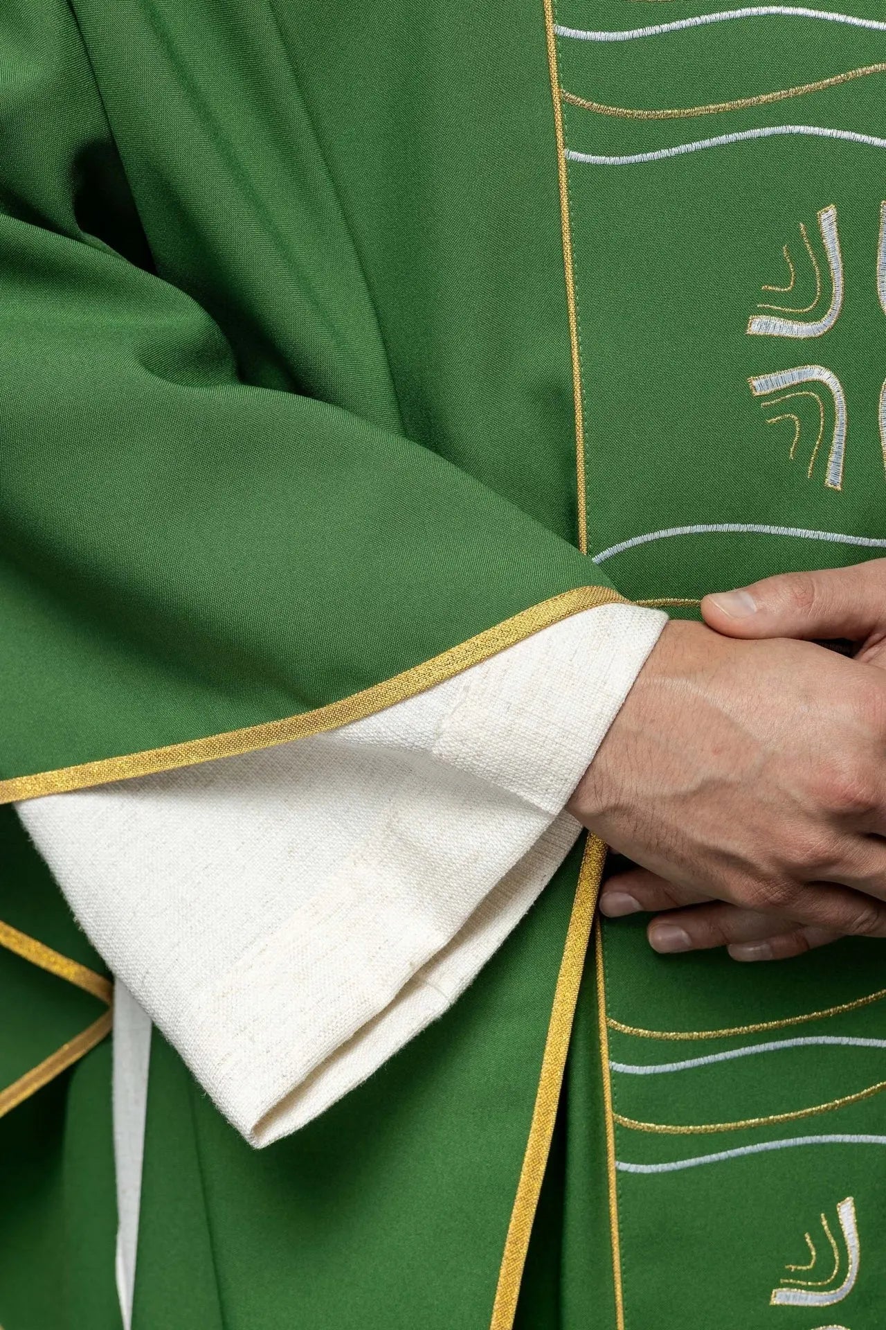 Chasuble verte avec broderie de croix et de poisson