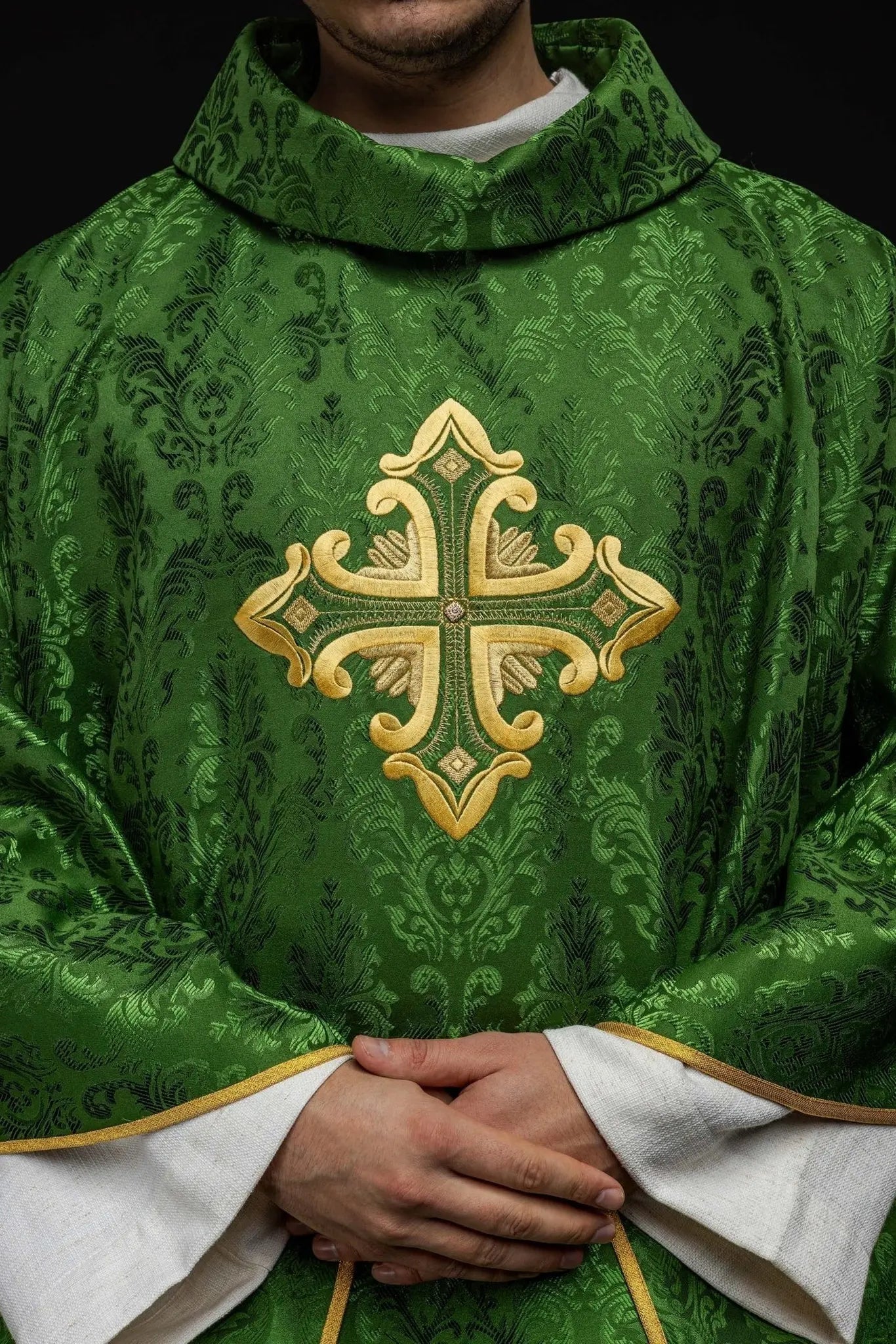 Chasuble verte avec croix cousue en tissu à motifs
