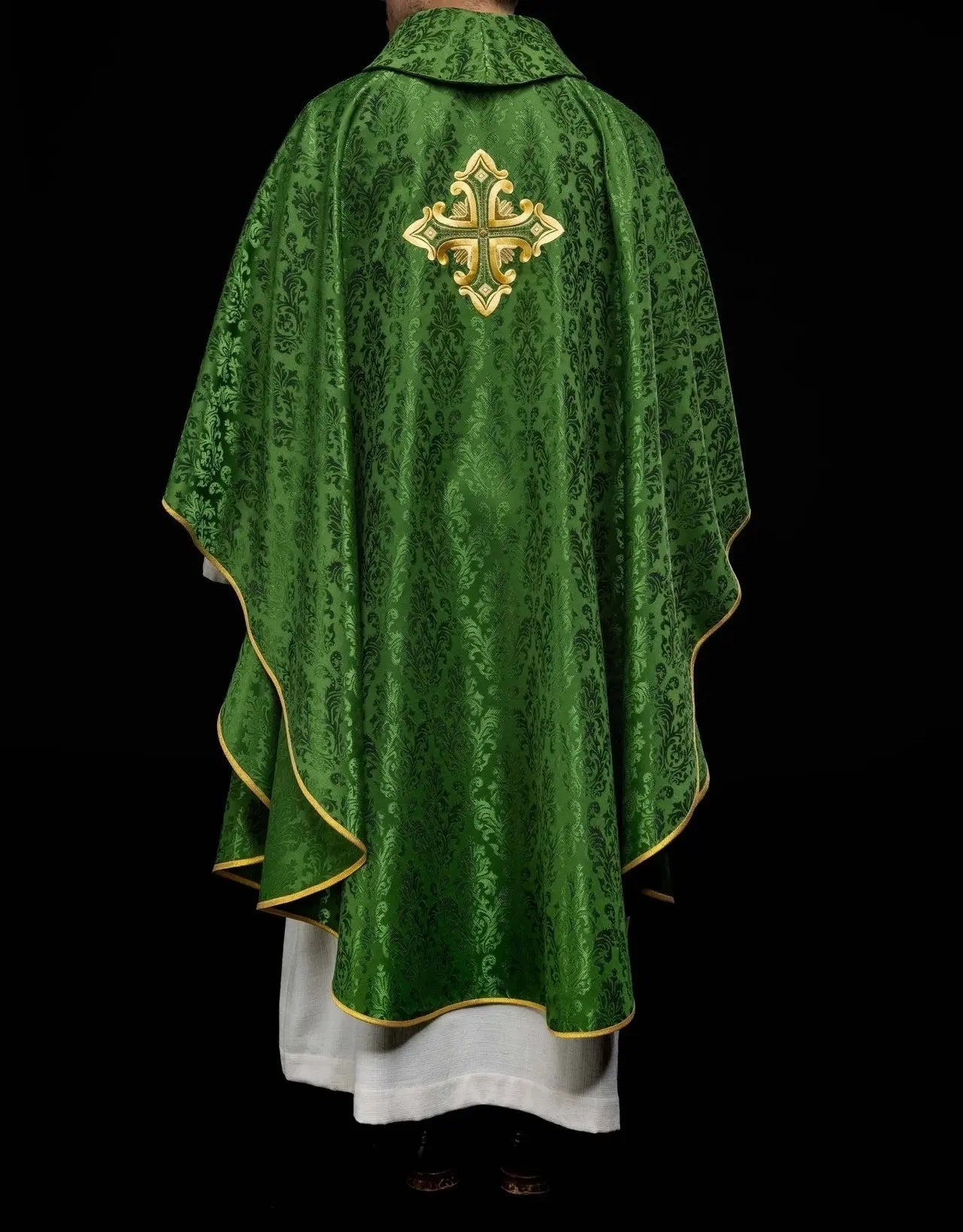 Chasuble verte avec croix cousue en tissu à motifs