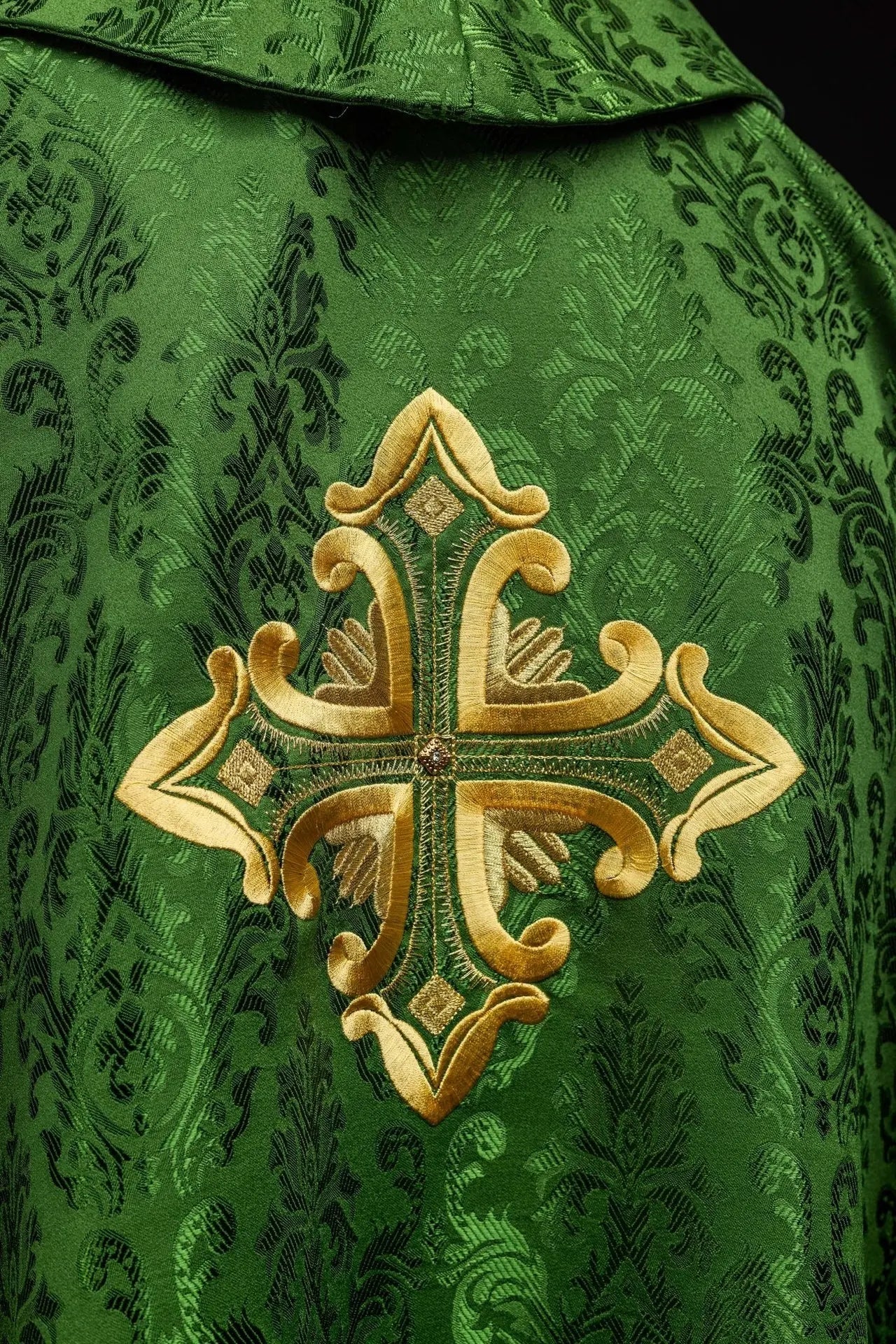 Chasuble verte avec croix cousue en tissu à motifs