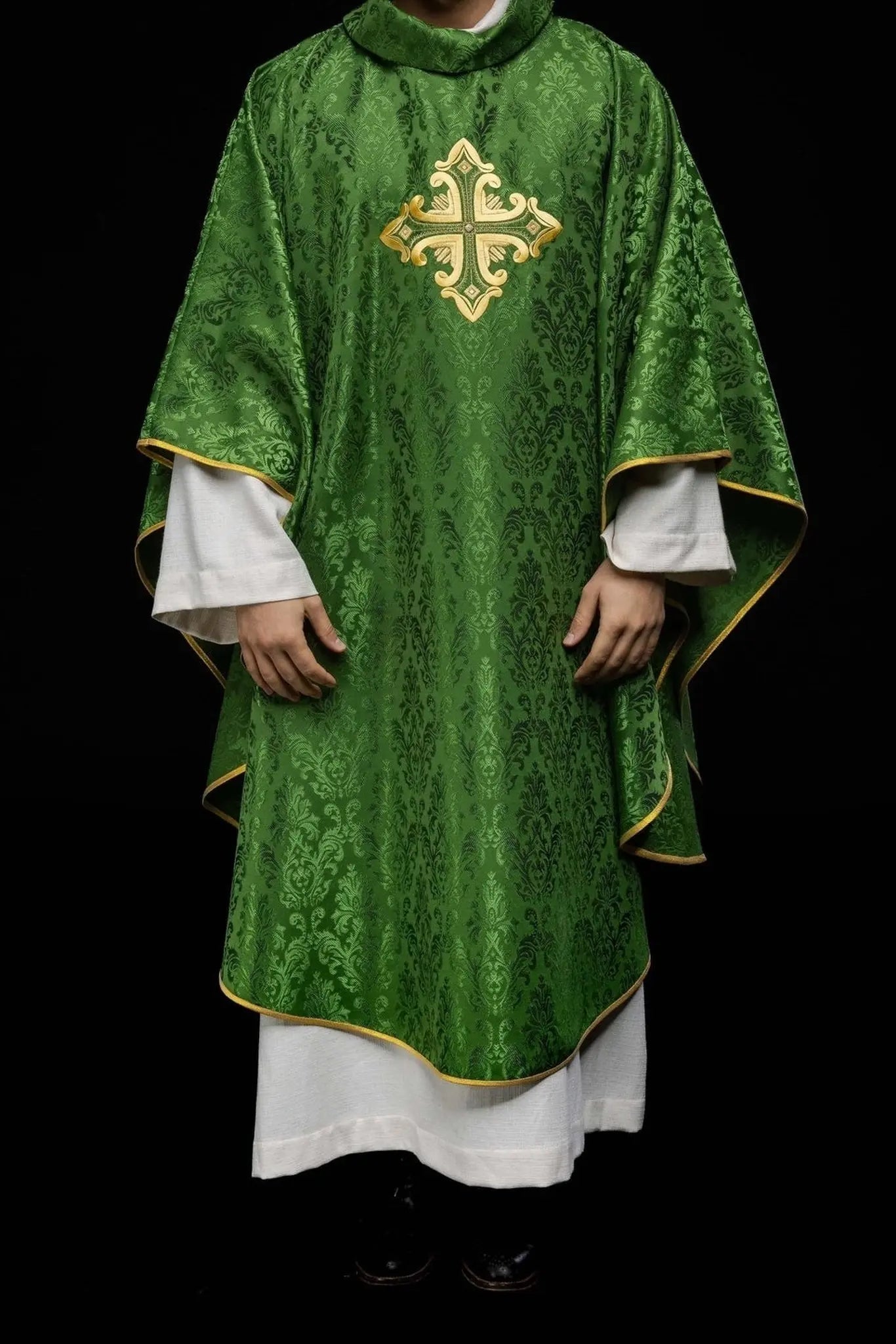 Chasuble verte avec croix cousue en tissu à motifs