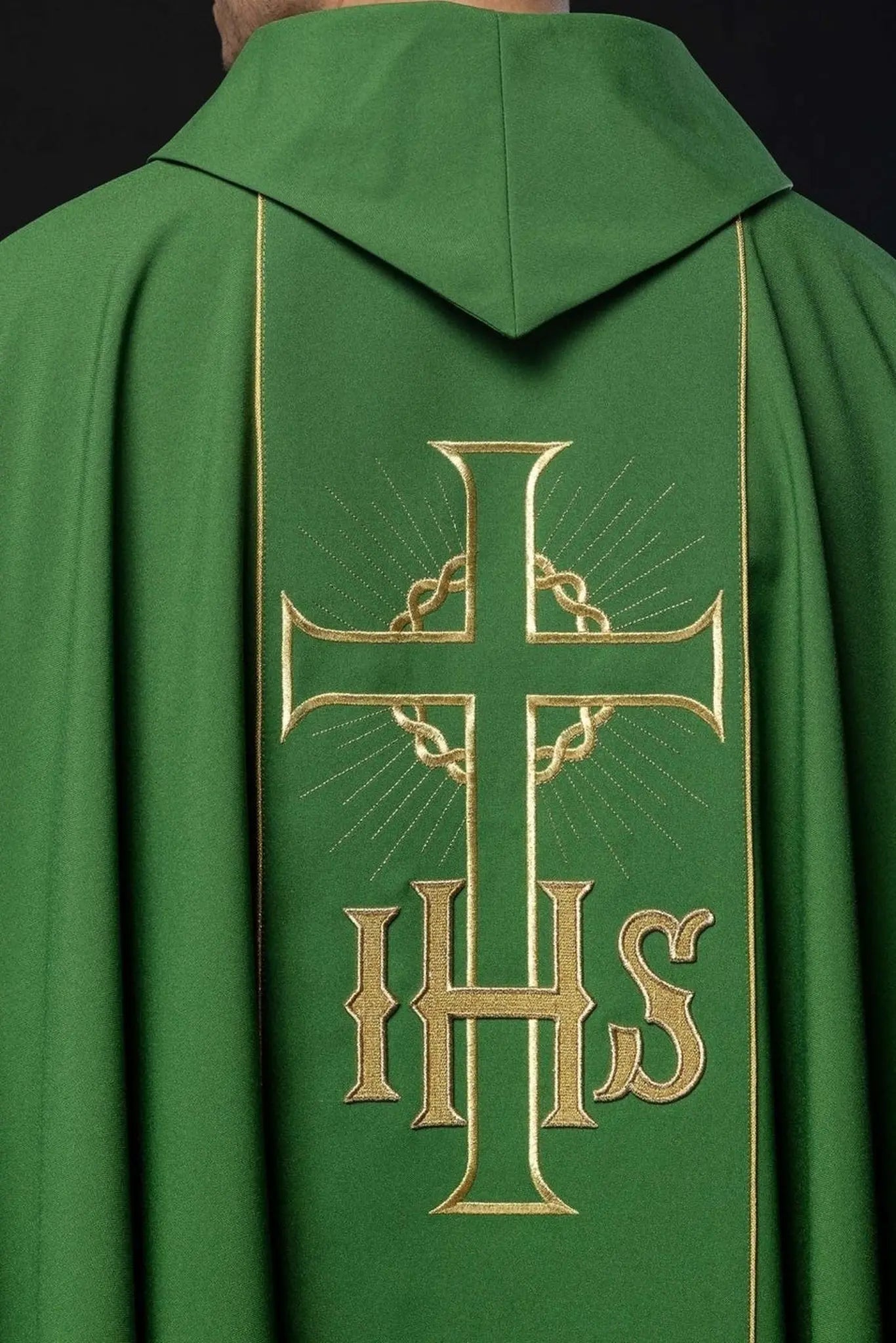 Chasuble verte avec ceinture dorée décorée avec IHS et oreilles