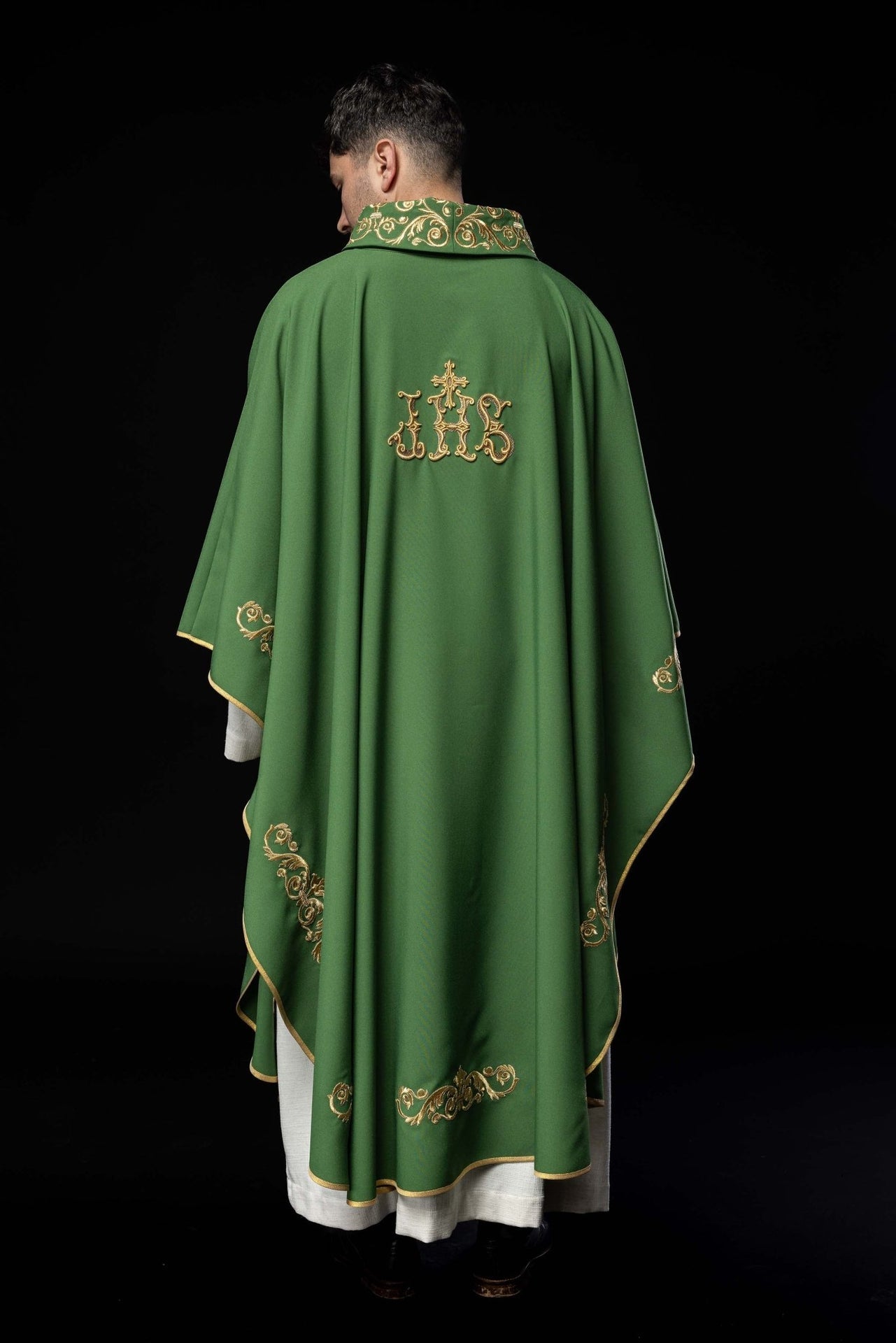 Zielony ornat z złotym haftem IHS i ozdobnym wykończeniem