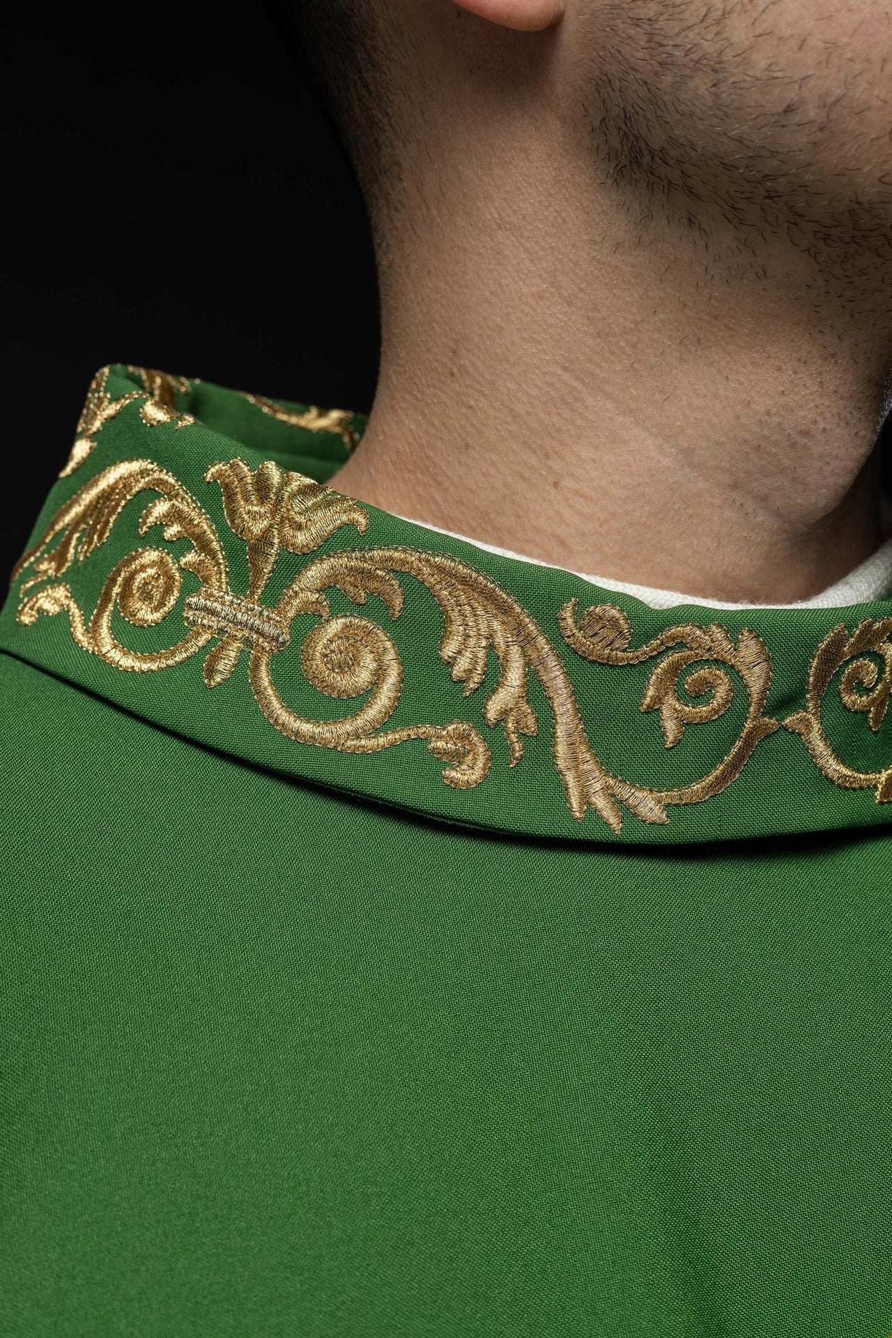 Zielony ornat z złotym haftem IHS i ozdobnym wykończeniem