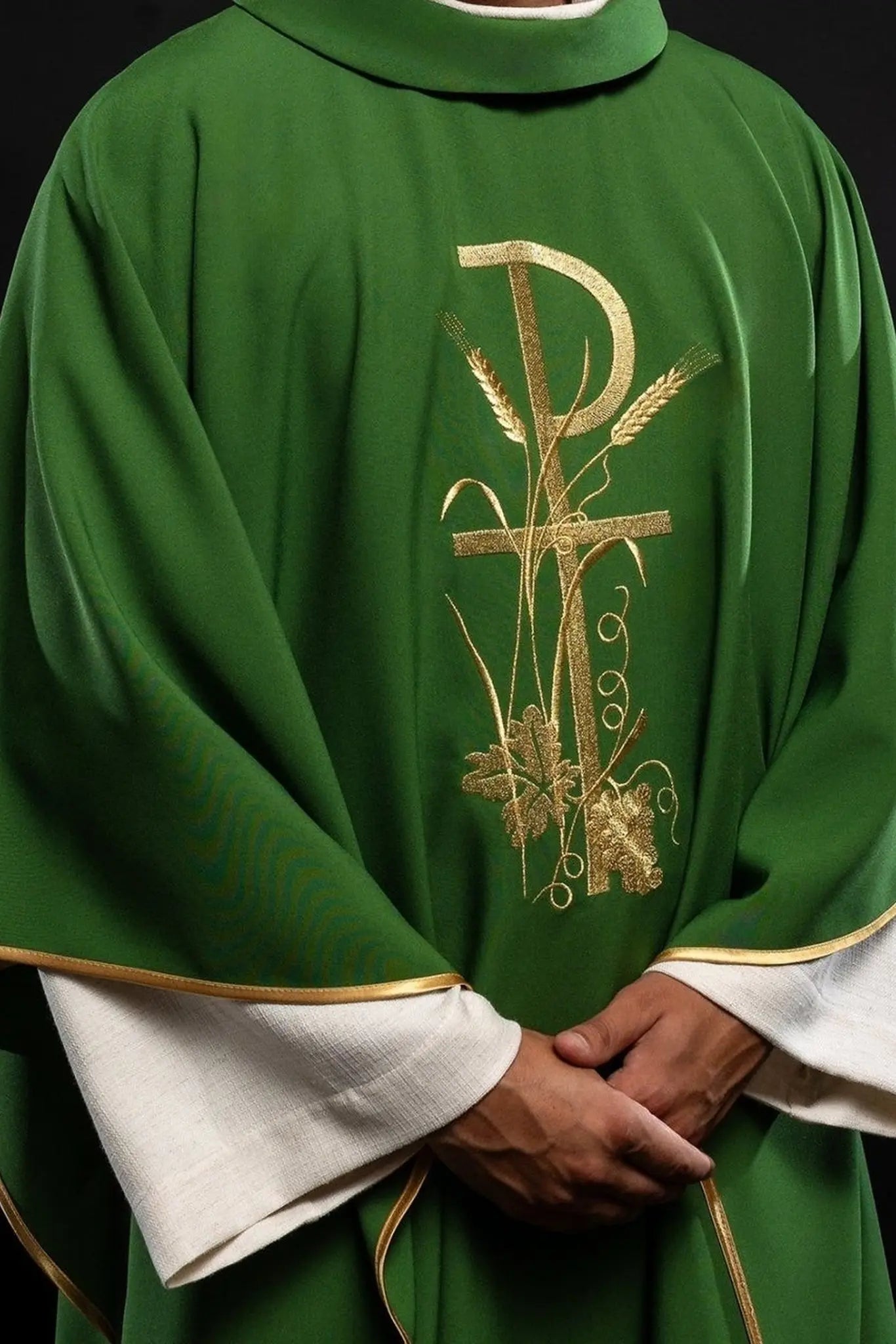 Chasuble verte avec broderie de croix dorée