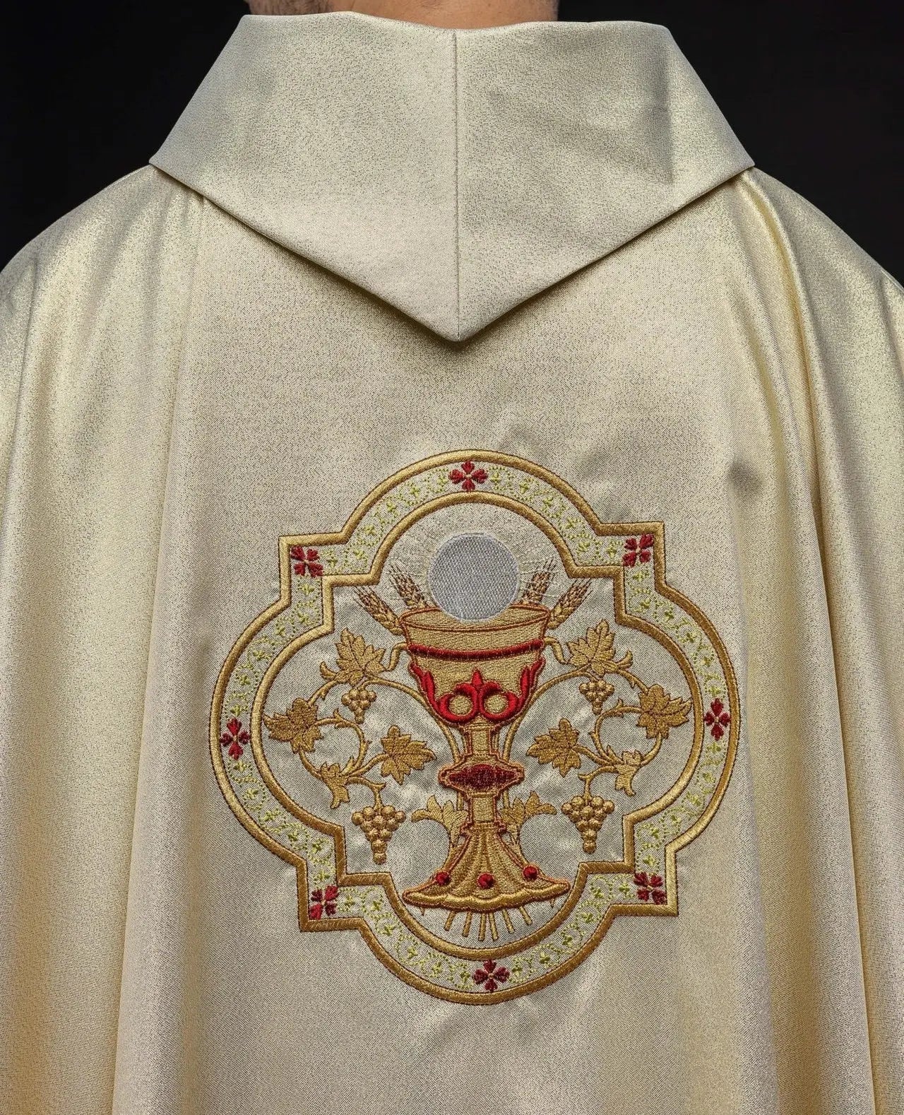 Chasuble d'or brodée avec le motif du Cœur de Jésus et du Calice