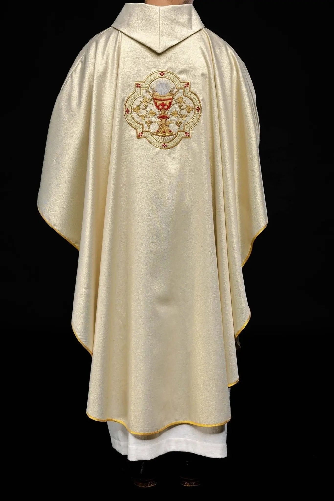 Chasuble d'or brodée avec le motif du Cœur de Jésus et du Calice