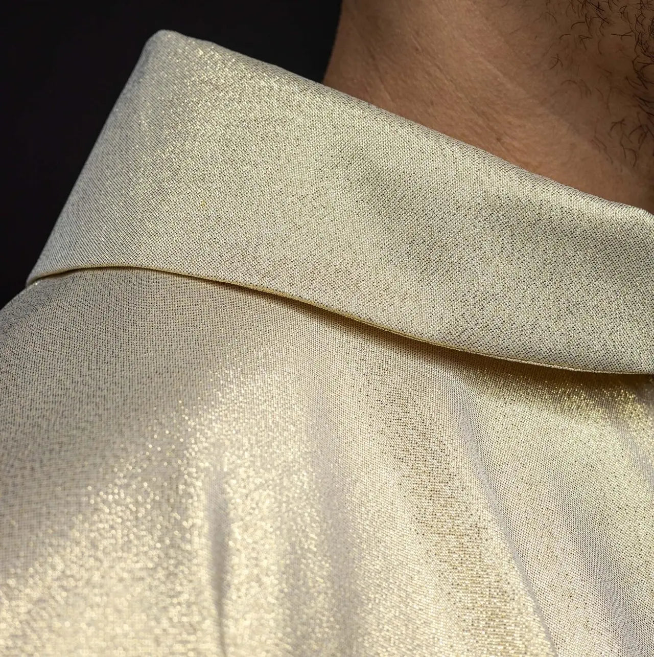 Chasuble d'or brodée avec le motif du Cœur de Jésus et du Calice