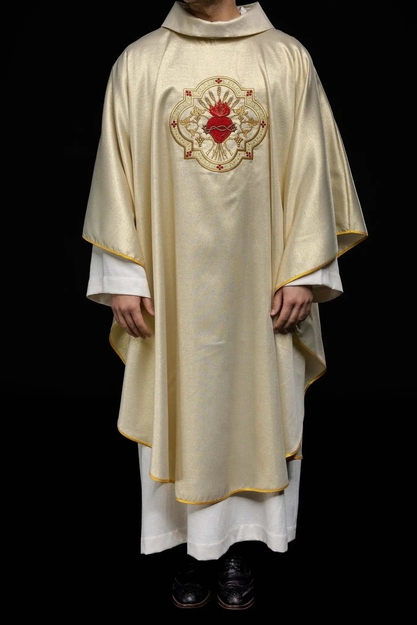 Chasuble d'or brodée avec le motif du Cœur de Jésus et du Calice