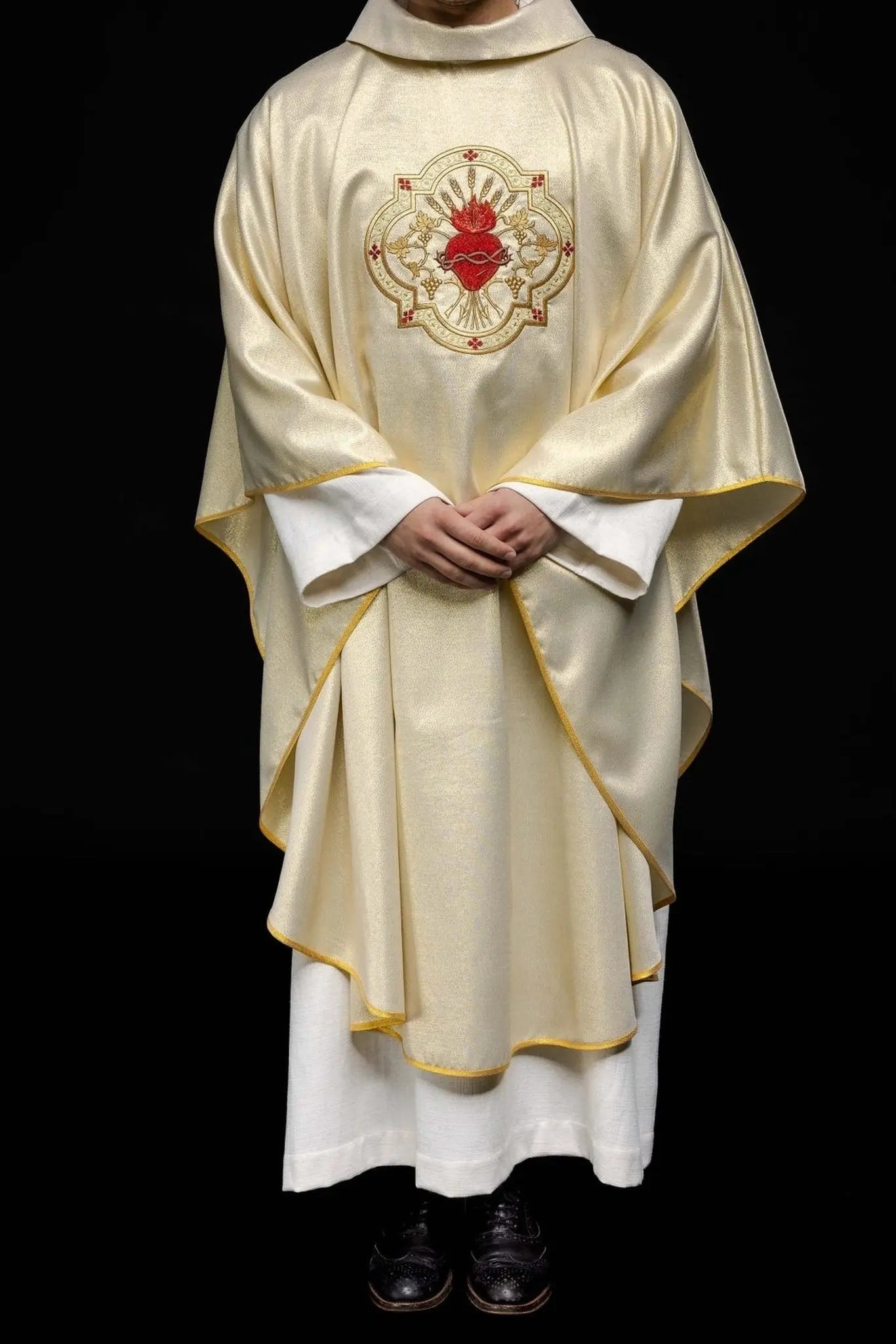 Chasuble d'or brodée avec le motif du Cœur de Jésus et du Calice