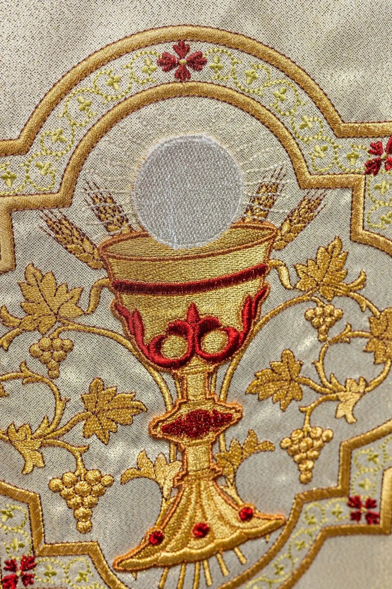 Chasuble d'or brodée avec le motif du Cœur de Jésus et du Calice