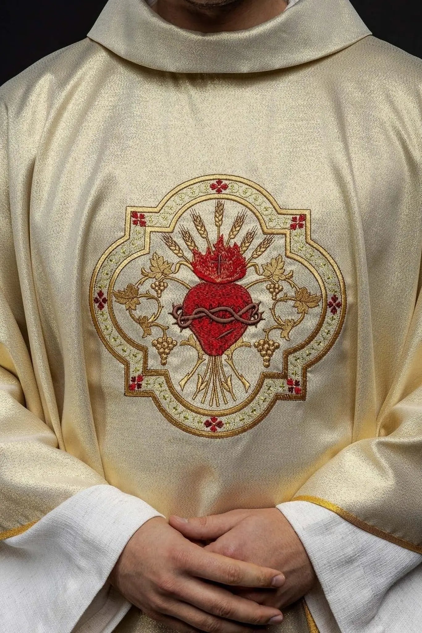 Chasuble d'or brodée avec le motif du Cœur de Jésus et du Calice